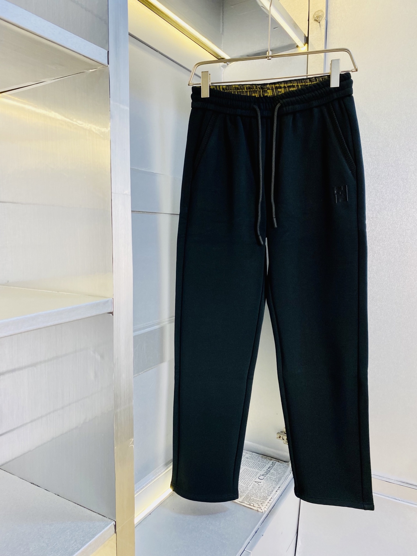 NO:597559,Plus velvet style!  Original item from the official website. Can wear 220 pounds of Fendi. Simple and fashionable. Winter velvet pants lined with velvet and mink velvet. Casual trousers and elasticated trousers. Straight-leg trousers and wide-leg trousers. Very comfortable to wear. Low-key yet luxurious. It is very classy to wear. Needless to say the trousers style and cut. The upper body is exquisite and lively. Really first-class and top-quality materials. Really palace-level casual trousers and elastic pants, using Turkish cotton to produce the most famous denim fabric.  The quality is outstanding, the pants are very soft after heavy washing!  The straight-leg version is not picky, the upper body is absolutely stylish, the expert design is extremely luxurious. Size: M-4XL,, fendi, fendi, alexander wang19860909加绒款！ 官网原单货 可穿220斤芬迪Fendi 简约时尚 冬款加绒裤内里加绒水貂绒休闲裤卫裤松紧裤直筒裤长裤阔腿裤身穿着非常舒适 低调不失奢华 穿出去非常有档次,裤型款式和裁剪亦无需多言 上身精致跃然.真正一等一顶级质料 真正殿堂级的休闲裤松紧裤,选用土耳其的棉花 生产出最有名的单宁布 品质卓然,经过重水洗使得裤子很柔软！直脚的版型 不挑人 上身绝对的有型 达人设计 极度奢华.码数:M-4XL,,fendi,fendi,alexander wang,Men's clothing