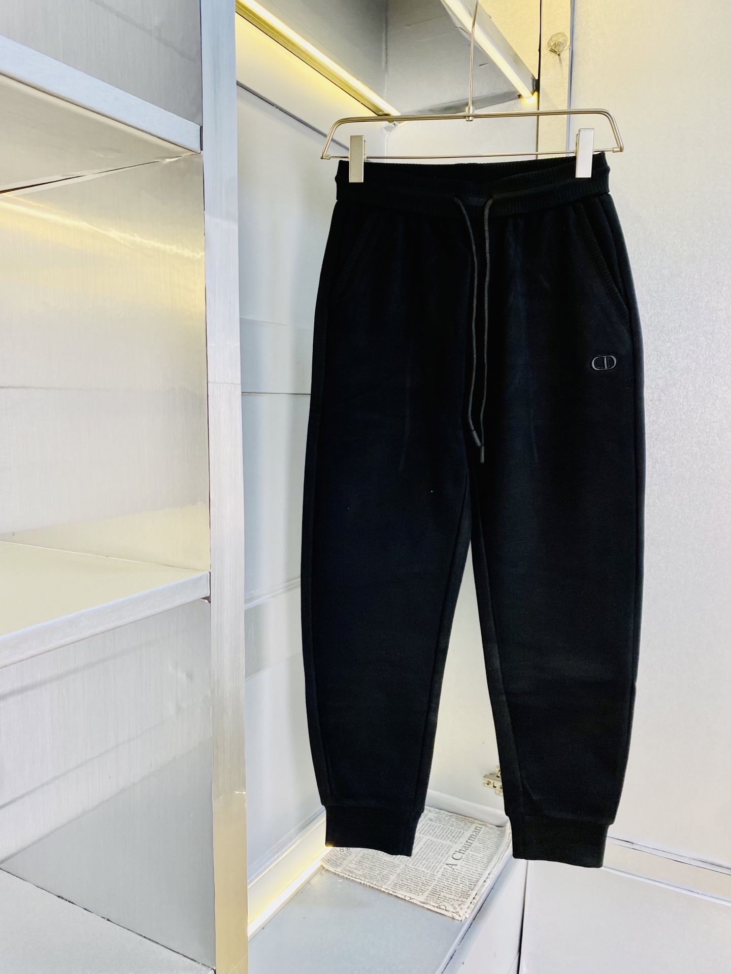 NO:597562,Plus velvet style!  The original item from the official website can wear Dior's simple and fashionable winter wool pants weighing 220 pounds!  The velvet trousers are lined with mink velvet. Casual trousers, elasticated trousers, straight-leg trousers, wide-leg trousers, are very comfortable to wear. Low-key yet luxurious. They look very classy, ​​and the style and cut of the trousers are needless to say. The upper body is exquisite and vivid. Really first-class and top-quality materials. Truly top-grade casual trousers and elastic pants are made of Turkish cotton, which produces the most famous denim fabric. The quality is outstanding, and the trousers are very soft after heavy washing!  The straight-leg version is not picky, the upper body is absolutely stylish, the expert design is extremely luxurious. Size: M-4XL, dior, dior, alexander wang19860909加绒款！ 官网原单货 可穿220斤迪奥Dior 简约时尚 冬款羊毛裤！加绒裤内里加绒水貂绒休闲裤卫裤松紧裤直筒裤长裤阔腿裤身穿着非常舒适 低调不失奢华 穿出去非常有档次,裤型款式和裁剪亦无需多言 上身精致跃然.真正一等一顶级质料 真正殿堂级的休闲裤松紧裤,选用土耳其的棉花 生产出最有名的单宁布 品质卓然,经过重水洗使得裤子很柔软！直脚的版型 不挑人 上身绝对的有型 达人设计 极度奢华.码数:M-4XL,,dior,dior,alexander wang,Men's clothing