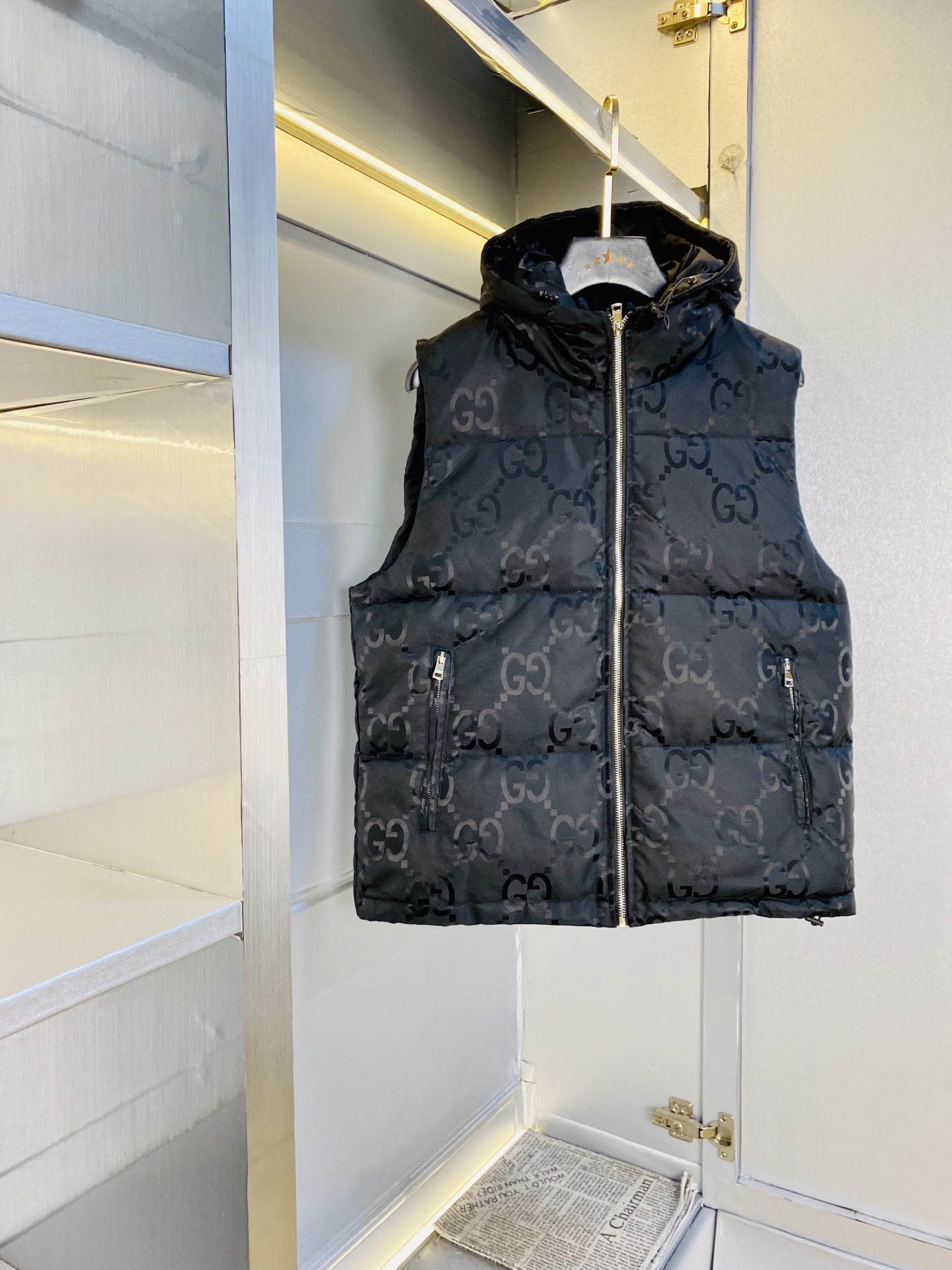 NO:681062,Original item from the official website. Can wear 200 pounds of Gucci winter style!  New down jacket vest, down vest, high version and high quality. Original fabric, the same style as Internet celebrity stars. Open mold to customize hardware accessories. Very comfortable. Super versatile and good-looking jacket. Not ordinary version in the market. Compare at will. Quality is absolutely guaranteed. Color pictures and colors. Size M-3XL,,gucci,jackets & coats,down jacket,19860909官网原单货 可穿200斤古奇Gucci 冬款！新款羽绒服马甲羽绒马甲背心 高版本高品质 原版面料网红明星同款 开模定制五金辅料 感非常舒服 超级百搭好看的一款外套 非市场普通版本 随意对比 品质绝对保证 颜色图色 尺码M-3XL,,gucci,jackets & coats,down jacket,,Men's clothing