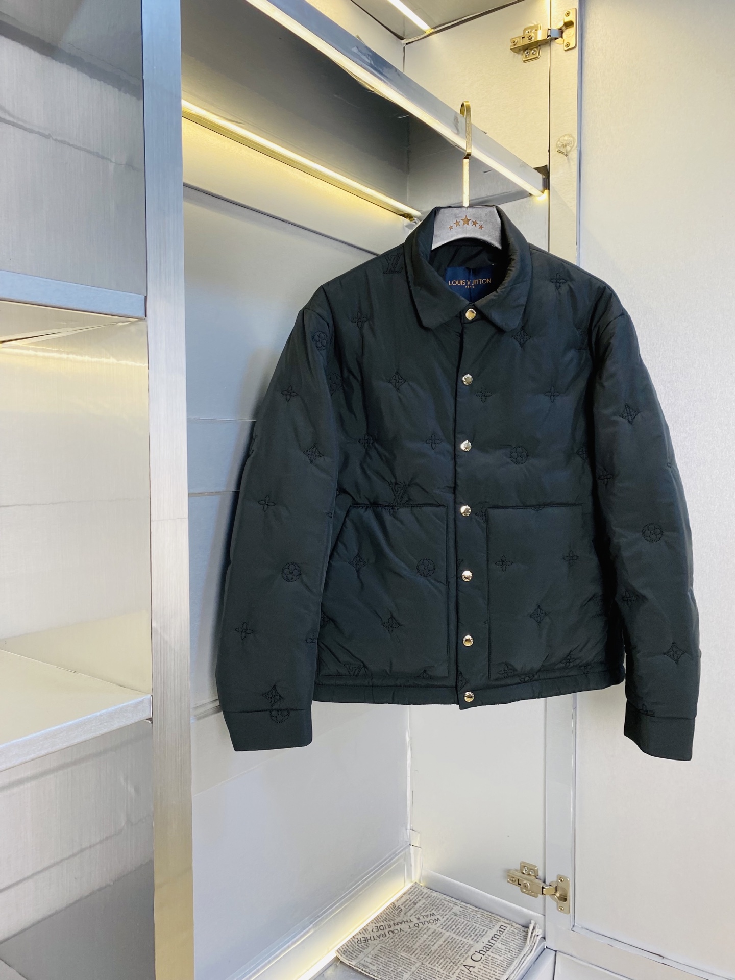 NO:608775,The original item from the official website can wear 200 pounds of Louis Vuitton Lv 2025 winter style!  New cotton jacket, cotton jacket, windproof jacket, high version and high quality, original fabric, same style as internet celebrity, molded and customized hardware accessories, very comfortable, super versatile and good-looking jacket, non-common version on the market, free comparison, absolute quality guaranteed, color pictures, size M-3XL,,louis vuitton,louis vuitton,jackets & coats,jackets & coats,alexander wang19860909官网原单货 可穿200斤路易威登Lv 2025冬款！新款棉衣外套棉服夹克防风衣 高版本高品质 原版面料网红明星同款 开模定制五金辅料 感非常舒服 超级百搭好看的一款外套 非市场普通版本 随意对比 品质绝对保证 颜色图色 尺码M-3XL,,louis vuitton,louis vuitton,jackets & coats,jackets & coats,alexander wang,Men's clothing