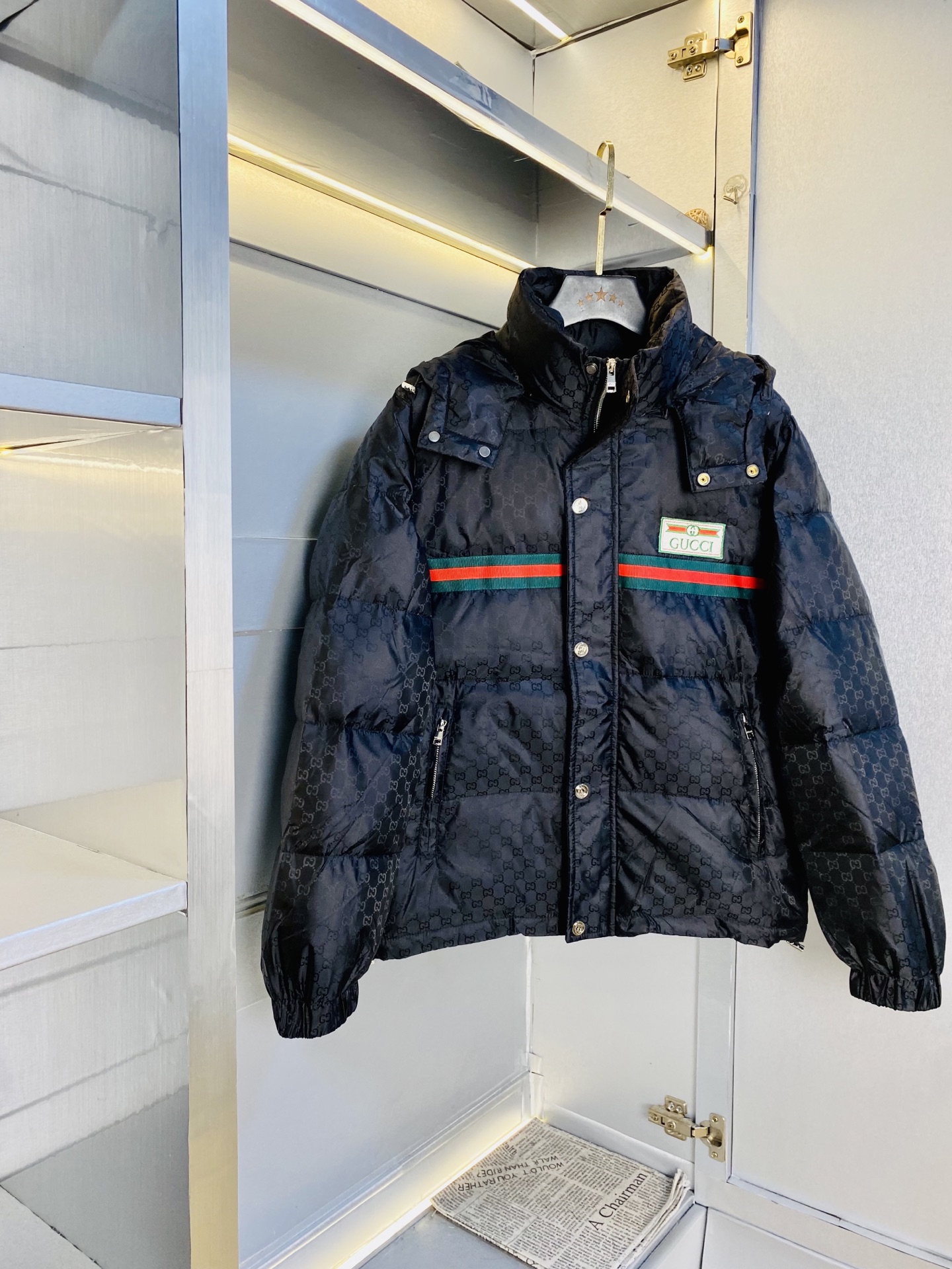 NO:600971,Original item from the official website. Can wear 200 pounds of Gucci 2025ss new down jacket. High version and high quality. Original fabric, the same style as Internet celebrity stars. Open mold to customize hardware accessories. Very comfortable. Super versatile and good-looking down jacket. Not ordinary version in the market. Compare at will. Quality is absolutely guaranteed. Color, picture and color. Size M-3XL,,gucci,jackets & coats,down jacket,alexander wang19860909官网原单货 可穿200斤古奇Gucci 2025ss新款羽绒服外套 高版本高品质 原版面料网红明星同款 开模定制五金辅料 感非常舒服 超级百搭好看的一款羽绒外套 非市场普通版本 随意对比 品质绝对保证 颜色图色 尺码M-3XL,,gucci,jackets & coats,down jacket,alexander wang,Men's clothing