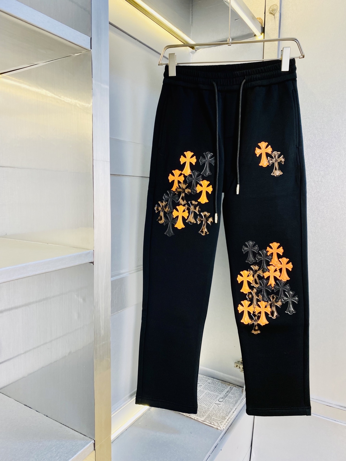 NO:608765,The original item from the official website can wear 210 pounds of Chrome Hearts. Simple and fashionable. Autumn and winter casual pants, sweatpants, elastic pants, straight pants, long pants, very comfortable to wear. Low-key yet luxurious. It is very classy to wear. There is no need to say much about the style and cut of the pants. The upper body is exquisite and vivid. Really first-class and top-quality materials. Really palace-level casual pants and elastic pants, using Turkish cotton to produce the most famous denim fabric.  The quality is outstanding, the pants are very soft after heavy washing!  The straight-leg version is not picky, the upper body is absolutely stylish, the expert design is extremely luxurious. Size: M-3XL,,chrome hearts,chrome hearts,alexander wang19860909官网原单货 可穿210斤克罗心Chrome Hearts 简约时尚 秋冬款休闲裤卫裤松紧裤直筒裤长裤身穿着非常舒适 低调不失奢华 穿出去非常有档次,裤型款式和裁剪亦无需多言 上身精致跃然.真正一等一顶级质料 真正殿堂级的休闲裤松紧裤,选用土耳其的棉花 生产出最有名的单宁布 品质卓然,经过重水洗使得裤子很柔软！直脚的版型 不挑人 上身绝对的有型 达人设计 极度奢华.码数:M-3XL,,chrome hearts,chrome hearts,alexander wang,Men's clothing