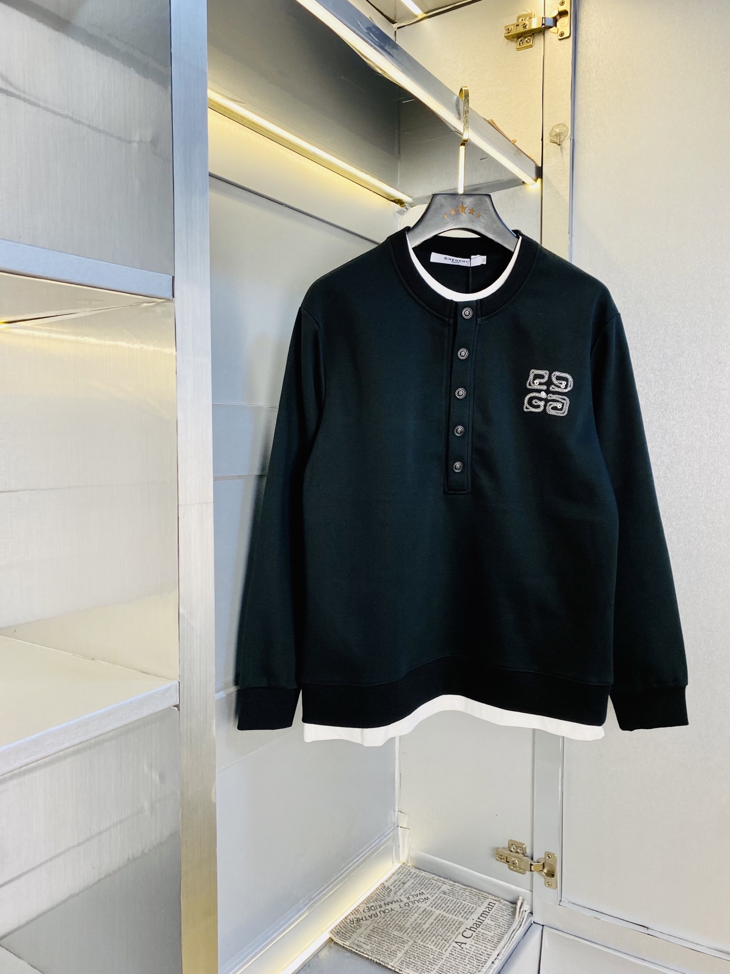 NO:646255,The official website model can wear 190 pounds of Givenchy. Original quality. The latest sweatshirt, selected counter-customized top imported fabrics. All details are perfectly made and reproduced 1:1 to restore 100% authenticity. Original hardware. High-end customized accessories. Original factory original label. The upper body effect is amazing!  Size: M-3XL,,givenchy,givenchy,hoodie,sweatshirts,alexander wang19860909官网款 可穿190斤纪梵希Givenchy 原单品质 最新款卫衣,精选专柜订制顶级进口面料 所有细节做工完美1比1复刻 还原正品百分百 原版五金 高端订制辅料 原厂原标 上身效果超赞！码数:M-3XL,,givenchy,givenchy,hoodie,sweatshirts,alexander wang,Men's clothing