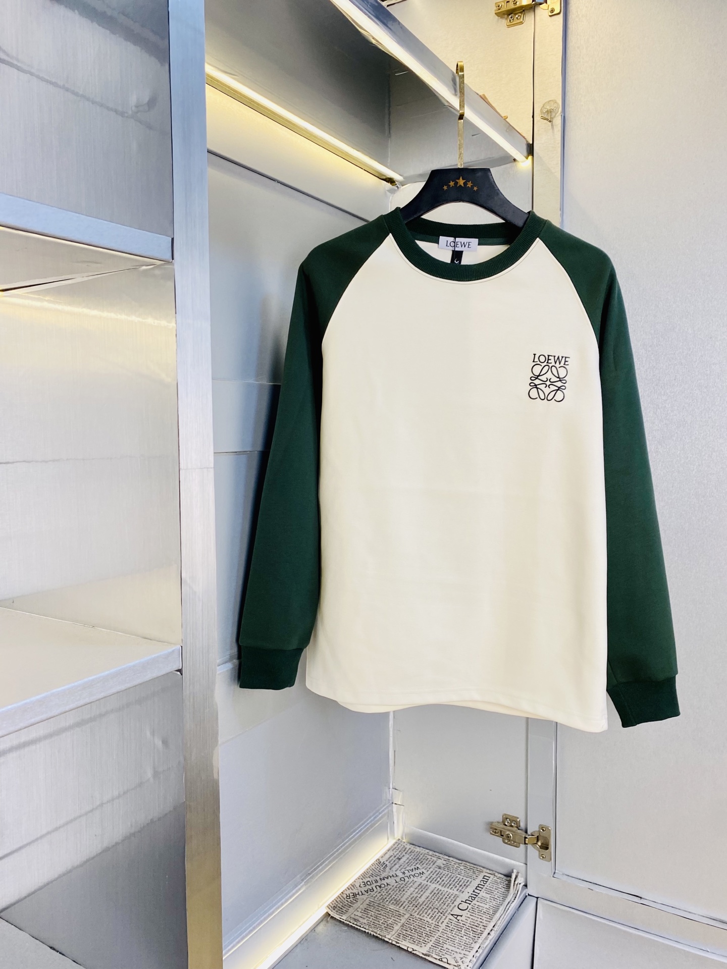 NO:646262,The official website model can be worn up to 190 pounds. Loewe original quality. The latest sweatshirt, selected counter custom-made top imported fabrics. All details are perfectly made and reproduced 1:1 to restore 100% authenticity. Original hardware. High-end customized accessories. Original factory original label. The upper body effect is amazing!  Size: M-3XL,,loewe,loewe,hoodie,sweatshirts,alexander wang19860909官网款 可穿190斤 罗意威Loewe 原单品质 最新款卫衣,精选专柜订制顶级进口面料 所有细节做工完美1比1复刻 还原正品百分百 原版五金 高端订制辅料 原厂原标 上身效果超赞！码数:M-3XL,,loewe,loewe,hoodie,sweatshirts,alexander wang,Men's clothing