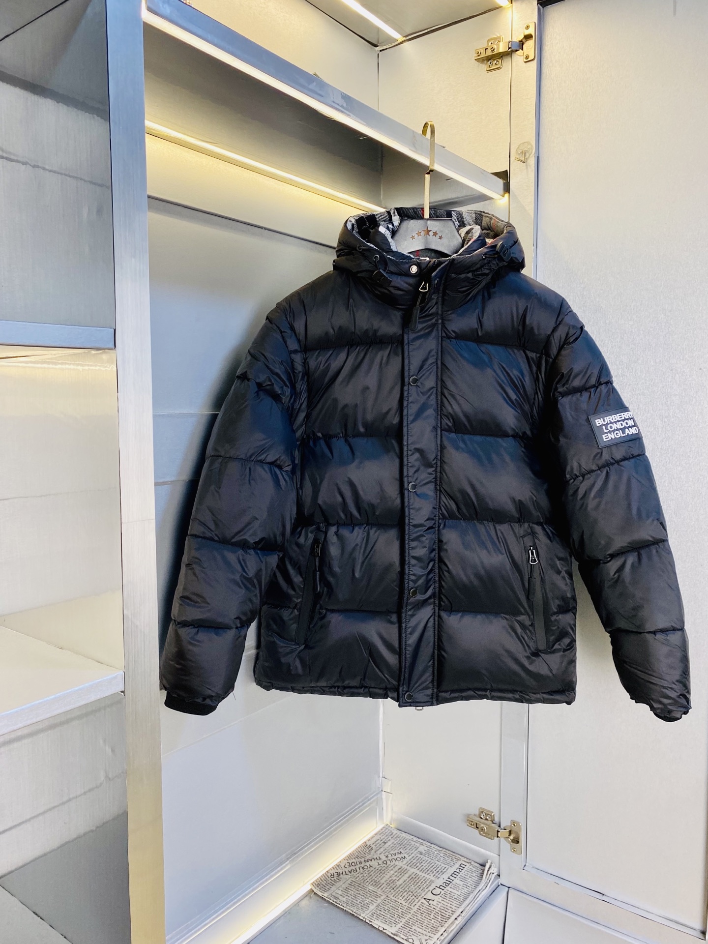 NO:608793,The sleeves are removable!  The original item from the official website can wear 200 pounds of Burberry 2025 winter style!  New cotton coat, cotton coat, vest, high version and high quality. Original fabric, the same style as Internet celebrity stars. Mold customization of hardware accessories. Very comfortable. Super versatile and good-looking coat. Not the ordinary version in the market. Compare at will. Quality is absolutely guaranteed. Color pictures and colors. Sizes M-3XL,,burberry,burberry,jackets & coats,alexander wang19860909袖子可拆卸！ 官网原单货 可穿200斤巴宝莉Burberry 2025冬款！新款棉衣外套棉服外套马甲背心 高版本高品质 原版面料网红明星同款 开模定制五金辅料 感非常舒服 超级百搭好看的一款外套 非市场普通版本 随意对比 品质绝对保证 颜色图色 尺码M-3XL,,burberry,burberry,jackets & coats,alexander wang,Men's clothing