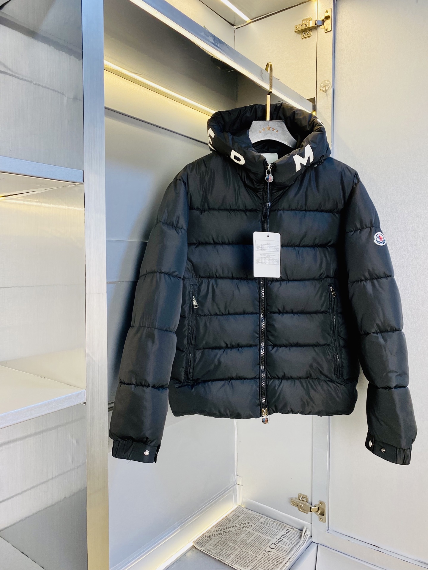 NO:608803,The original item from the official website can be worn with a 200-pound Moncler 2025 winter model!  New cotton-padded jacket. Cotton-padded jacket. High version and high quality. The original fabric is the same as that of Internet celebrity stars. Open mold to customize hardware accessories. Very comfortable. Super versatile and good-looking jacket. Not ordinary version in the market. Compare at will. Quality is absolutely guaranteed. Color pictures and colors. Sizes M-3XL, Moncler, jackets & coats, alexander wang19860909官网原单货 可穿200斤蒙口Moncler 2025冬款！新款棉衣外套棉服外套 高版本高品质 原版面料网红明星同款 开模定制五金辅料 感非常舒服 超级百搭好看的一款外套 非市场普通版本 随意对比 品质绝对保证 颜色图色 尺码M-3XL,,Moncler,jackets & coats,alexander wang,Men's clothing