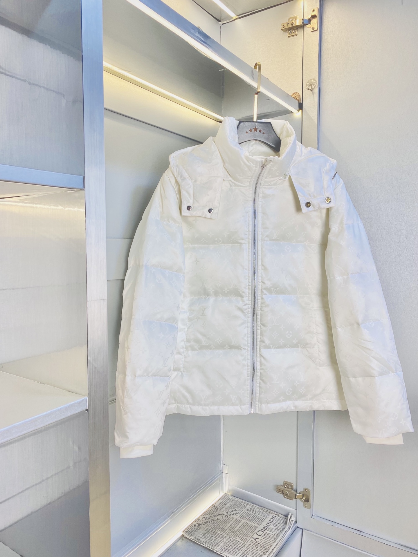 NO:691353,Original item from the official website. Can wear 200 pounds of Louis Vuitton Lv 2025ss new down jacket. High version and high quality. The original fabric is the same as that of Internet celebrity stars. Open mold to customize hardware accessories. Very comfortable. Super versatile and good-looking down jacket. Non-market ordinary version. Compare at will. Quality is absolutely guaranteed. Color and color. Size M-3XL,,louis vuitton,louis vuitton,jackets & coats,down jacket,19860909官网原单货 可穿200斤路易威登Lv 2025ss新款羽绒服外套 高版本高品质 原版面料网红明星同款 开模定制五金辅料 感非常舒服 超级百搭好看的一款羽绒外套 非市场普通版本 随意对比 品质绝对保证 颜色图色 尺码M-3XL,,louis vuitton,louis vuitton,jackets & coats,down jacket,,Men's clothing