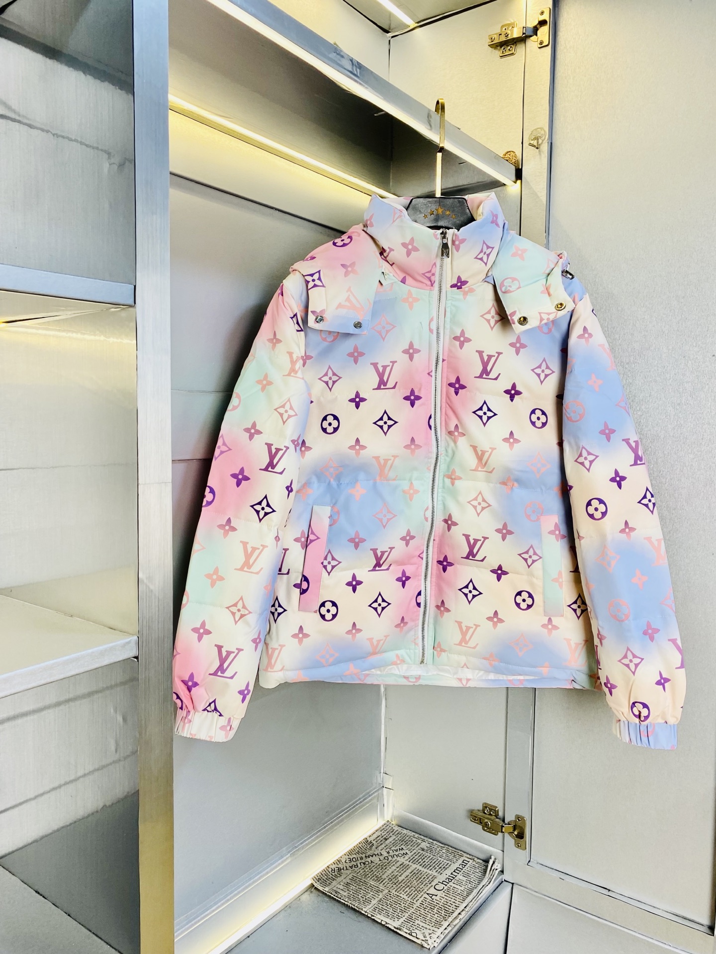 NO:726575,Support replacement after the year!  Original item from the official website. Wearable Louis Vuitton Lv 2025ss new down jacket. High version and high quality. Original fabric. Same style as Internet celebrity stars. Open mold to customize hardware accessories. Very comfortable. Super versatile and good-looking down jacket. Non-market ordinary version. Compare at will. Quality is absolutely guaranteed. Color, picture and color. Size M-3XL,, louis vuitton, louis vuitton, jackets & coats, down jacket,19860909支持年后退换！ 官网原单货 可穿斤路易威登Lv 2025ss新款羽绒服外套 高版本高品质 原版面料网红明星同款 开模定制五金辅料 感非常舒服 超级百搭好看的一款羽绒外套 非市场普通版本 随意对比 品质绝对保证 颜色图色 尺码M-3XL,,louis vuitton,louis vuitton,jackets & coats,down jacket,,Men's clothing