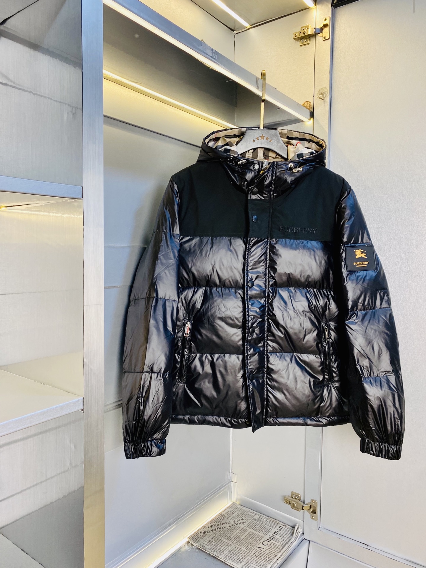 NO:726580,Support replacement after the year!  Original item from the official website. Wearable Burberry 2025ss new down jacket. High version and high quality. Original fabric, the same style as Internet celebrity stars. Mold customization of hardware accessories. Very comfortable. Super versatile and good-looking down jacket. Non-market ordinary version. Compare at will. Quality is absolutely guaranteed. Color, picture and color. Size M-3XL,,burberry,burberry,jackets & coats,down jacket,19860909支持年后退换！ 官网原单货 可穿斤巴宝莉Burberry 2025ss新款羽绒服外套 高版本高品质 原版面料网红明星同款 开模定制五金辅料 感非常舒服 超级百搭好看的一款羽绒外套 非市场普通版本 随意对比 品质绝对保证 颜色图色 尺码M-3XL,,burberry,burberry,jackets & coats,down jacket,,Men's clothing