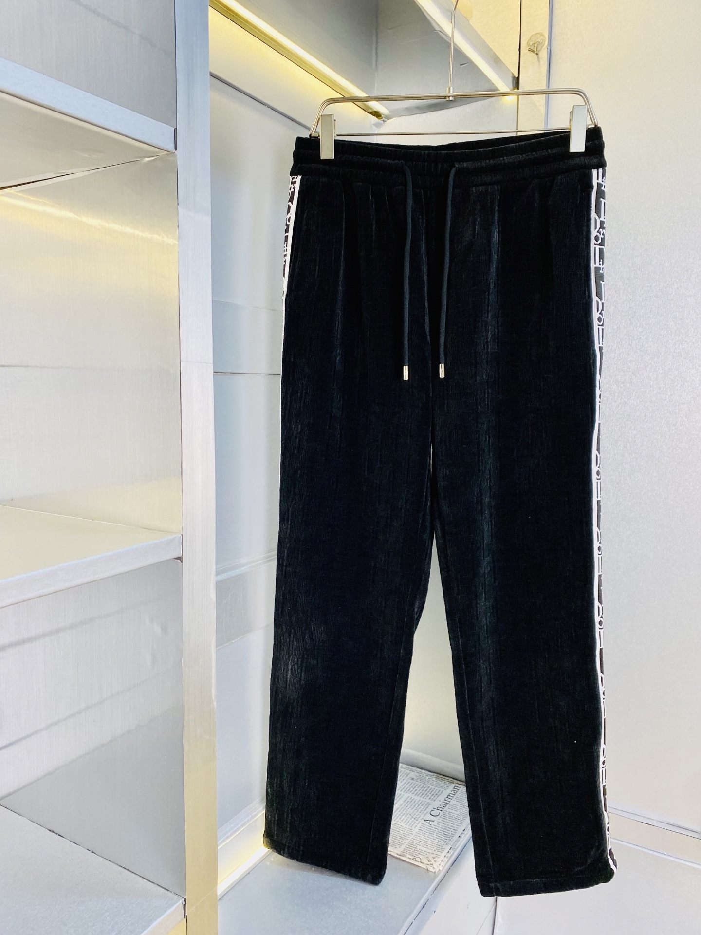 NO:646283,Thick version!  The original item from the official website can wear 220 pounds of Dior. Simple and fashionable. The new winter thickened casual pants, corduroy pants, sports pants, sweat pants, elastic pants, and long pants are very comfortable to wear. Low-key yet luxurious. It is very classy to wear. There is no need to say much about the style and tailoring of the pants. The upper body is exquisite and vivid. Really first-class and top-quality materials. Really palace-level casual pants and elastic pants, using Turkish cotton to produce the most famous denim fabric.  The quality is outstanding, the pants are very soft after heavy washing!  The straight-leg version is not picky, the upper body is absolutely stylish, the expert design is extremely luxurious. Size: M-4XL, dior, dior, alexander wang19860909加厚款！ 官网原单货 可穿220斤迪奥Dior 简约时尚 冬季新款加厚休闲裤灯芯绒裤运动裤卫裤松紧裤长裤身穿着非常舒适 低调不失奢华 穿出去非常有档次,裤型款式和裁剪亦无需多言 上身精致跃然.真正一等一顶级质料 真正殿堂级的休闲裤松紧裤,选用土耳其的棉花 生产出最有名的单宁布 品质卓然,经过重水洗使得裤子很柔软！直脚的版型 不挑人 上身绝对的有型 达人设计 极度奢华.码数:M-4XL,,dior,dior,alexander wang,Men's clothing