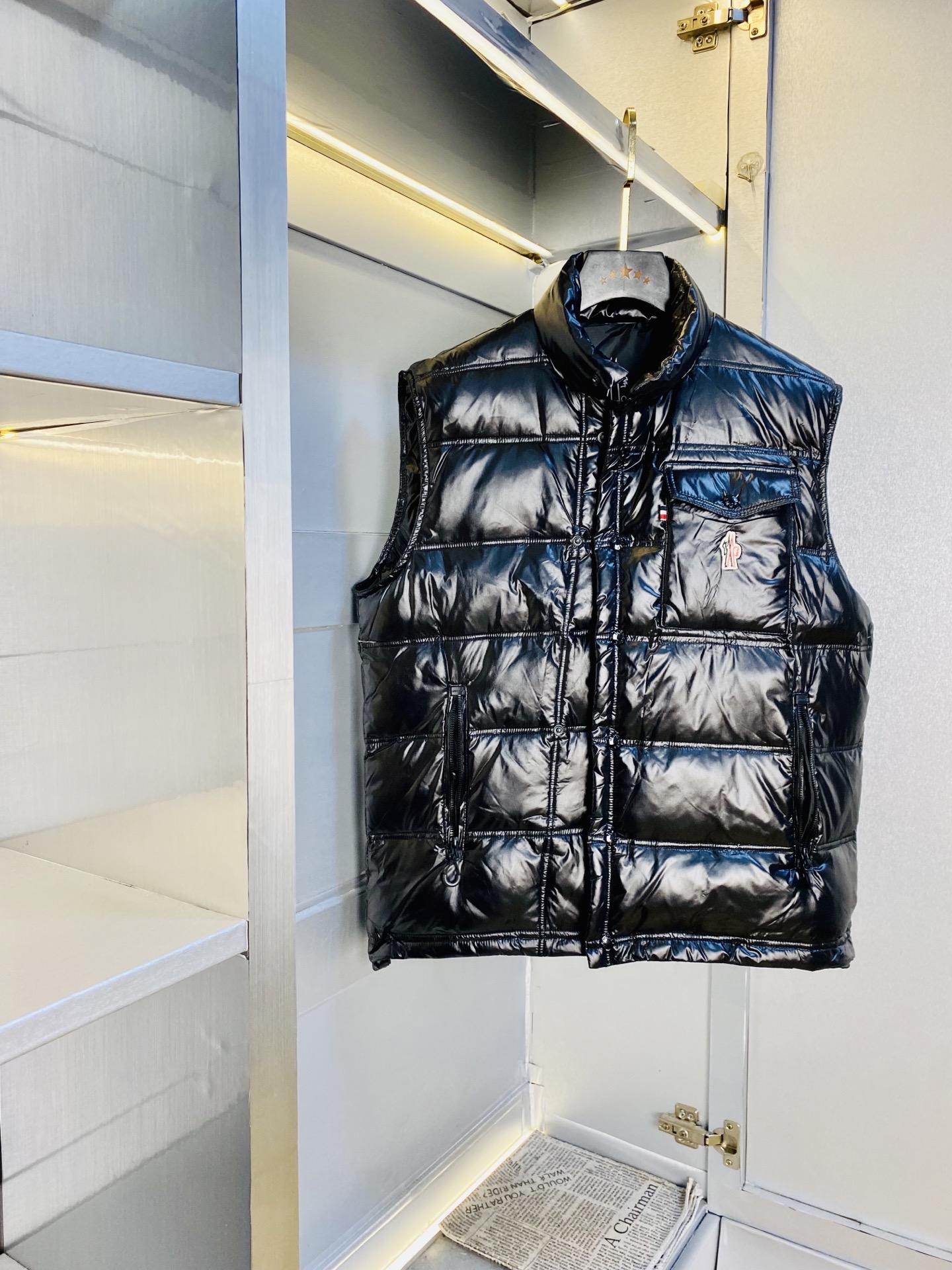 NO:691357,Original item from the official website. Can wear a 200-pound muzzle. Moncler 2025ss new down jacket vest. High version and high quality. Original fabric, the same style as Internet celebrity stars. Open mold to customize hardware accessories. Very comfortable. Super versatile and good-looking down jacket. Not ordinary version in the market. Feel free to compare. Quality is absolutely guaranteed. Color picture and color. Size M-3XL, Moncler, jackets & coats, down jacket,19860909官网原单货 可穿200斤蒙口Moncler 2025ss新款羽绒服马甲背心 高版本高品质 原版面料网红明星同款 开模定制五金辅料 感非常舒服 超级百搭好看的一款羽绒外套 非市场普通版本 随意对比 品质绝对保证 颜色图色 尺码M-3XL,,Moncler,jackets & coats,down jacket,,Men's clothing