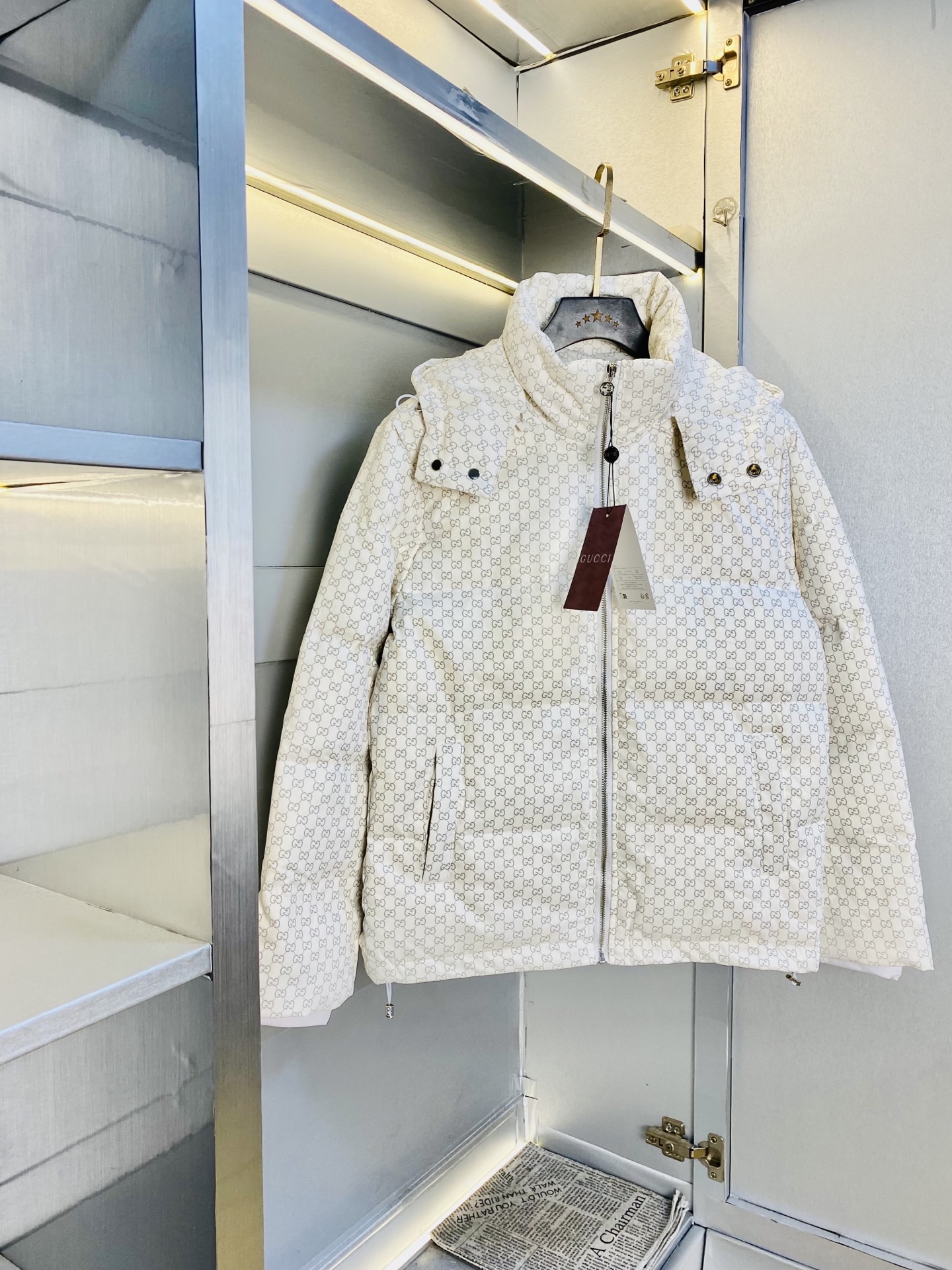 NO:691352,Original item from the official website. Can wear 200 pounds of Gucci 2025ss new down jacket. High version and high quality. Original fabric, the same style as Internet celebrity stars. Open mold to customize hardware accessories. Very comfortable. Super versatile and good-looking down jacket. Not the ordinary version in the market. Feel free to compare. Quality is absolutely guaranteed. Color, picture and color. Size M-3XL,, gucci, jackets & coats, down jacket,19860909官网原单货 可穿200斤古奇Gucci 2025ss新款羽绒服外套 高版本高品质 原版面料网红明星同款 开模定制五金辅料 感非常舒服 超级百搭好看的一款羽绒外套 非市场普通版本 随意对比 品质绝对保证 颜色图色 尺码M-3XL,,gucci,jackets & coats,down jacket,,Men's clothing