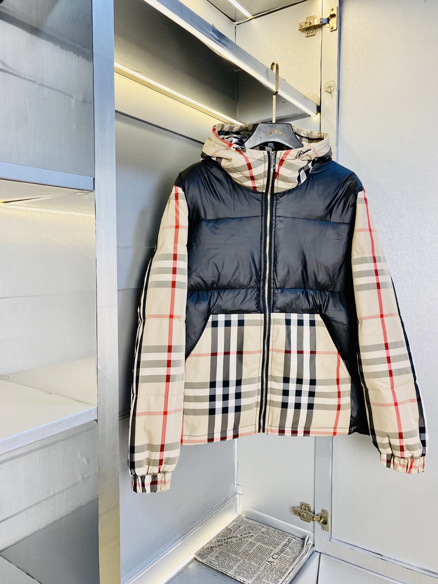 NO:691349,Original item from the official website. Can wear 200 pounds of Burberry 2025ss new down jacket. High version and high quality. Original fabric, the same style as Internet celebrity stars. Open mold to customize hardware accessories. Very comfortable. Super versatile and good-looking down jacket. Non-market ordinary version. Feel free to compare. Quality is absolutely guaranteed. Color picture and color. Size M-3XL,,burberry,burberry,jackets & coats,down jacket,19860909官网原单货 可穿200斤巴宝莉Burberry 2025ss新款羽绒服外套 高版本高品质 原版面料网红明星同款 开模定制五金辅料 感非常舒服 超级百搭好看的一款羽绒外套 非市场普通版本 随意对比 品质绝对保证 颜色图色 尺码M-3XL,,burberry,burberry,jackets & coats,down jacket,,Men's clothing