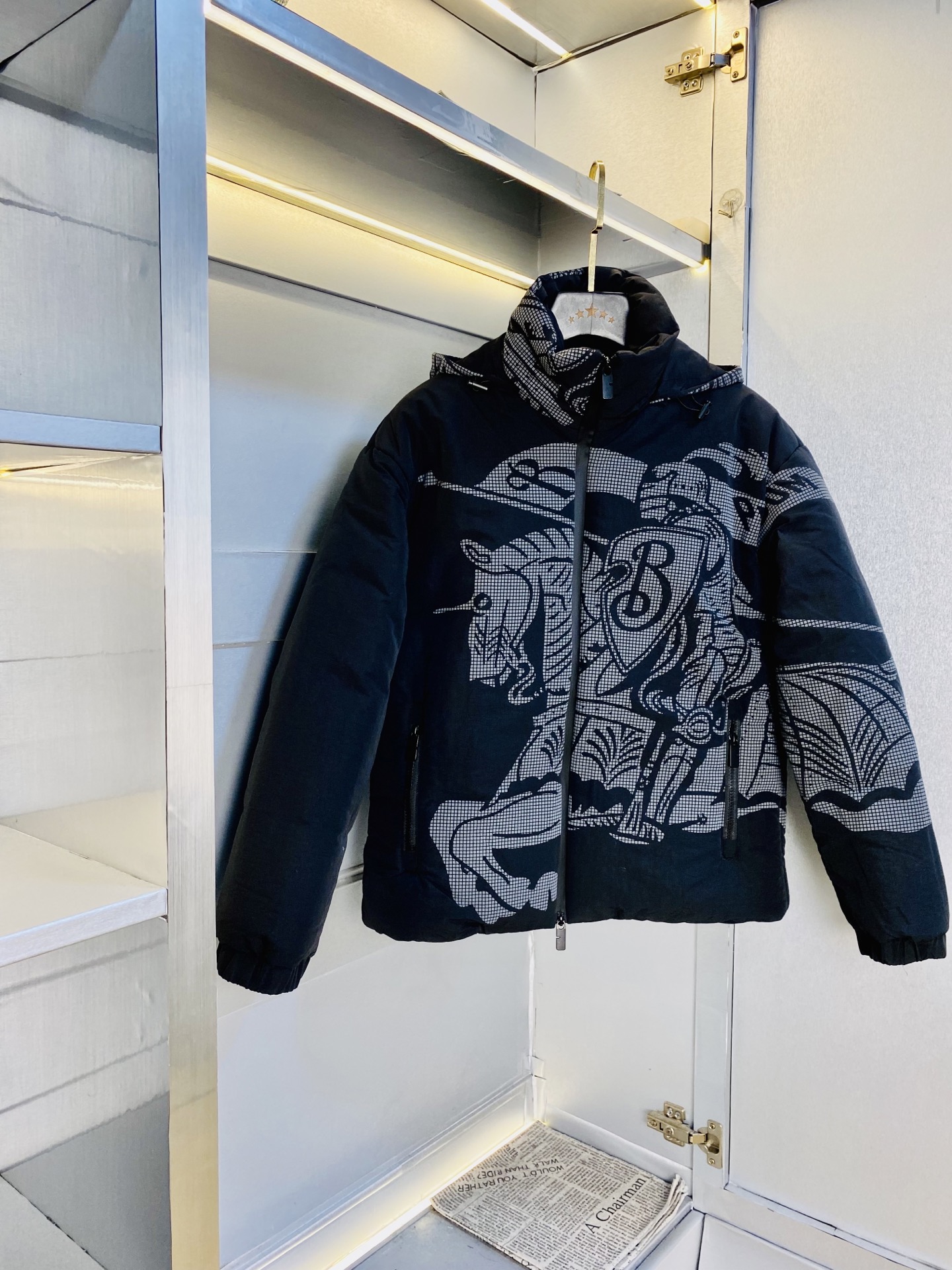 NO:610953,Original item from the official website. Can wear 200 pounds of Burberry 2025ss new cotton jacket. High version and high quality. Original fabric, the same style as Internet celebrity stars. Open mold to customize hardware accessories. Very comfortable. Super versatile and good-looking jacket. Non-market ordinary version. Feel free to compare. Quality is absolutely guaranteed. Color picture and color. Size M-3XL,,burberry,burberry,jackets & coats,alexander wang19860909官网原单货 可穿200斤巴宝莉Burberry 2025ss新款棉衣外套棉服外套 高版本高品质 原版面料网红明星同款 开模定制五金辅料 感非常舒服 超级百搭好看的一款外套 非市场普通版本 随意对比 品质绝对保证 颜色图色 尺码M-3XL,,burberry,burberry,jackets & coats,alexander wang,Men's clothing