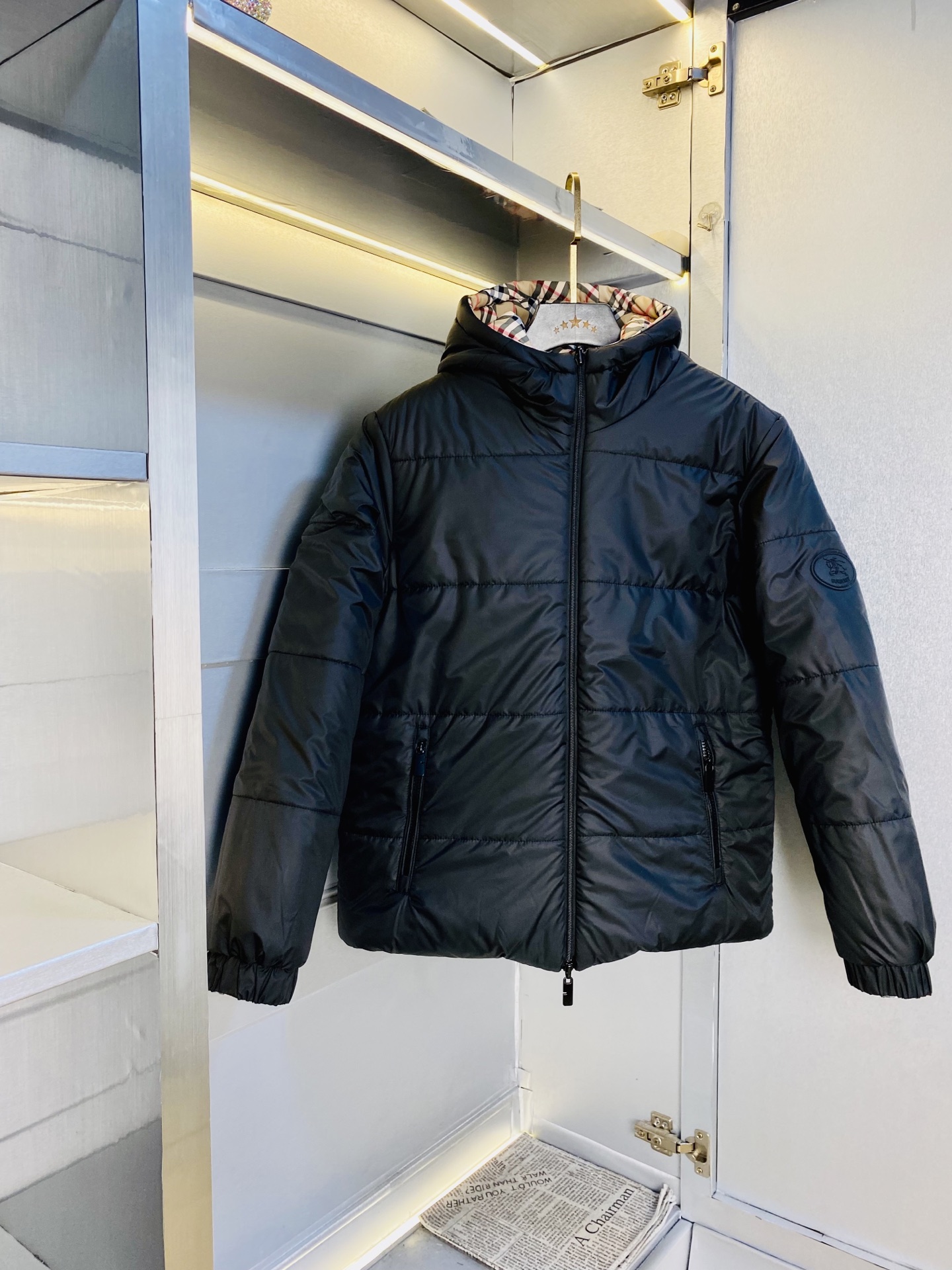 NO:610958,Reversible!  Original item from the official website. Can wear 200 pounds of Burberry 2025ss new cotton jacket. High version and high quality. Original fabric, the same style as Internet celebrity stars. Open mold to customize hardware accessories. Very comfortable. Super versatile and good-looking jacket. Non-market ordinary version. Feel free to compare. Quality is absolutely guaranteed. Color picture and color. Size M-3XL,,burberry,burberry,jackets & coats,alexander wang19860909双面穿！ 官网原单货 可穿200斤巴宝莉Burberry 2025ss新款棉衣外套棉服外套 高版本高品质 原版面料网红明星同款 开模定制五金辅料 感非常舒服 超级百搭好看的一款外套 非市场普通版本 随意对比 品质绝对保证 颜色图色 尺码M-3XL,,burberry,burberry,jackets & coats,alexander wang,Men's clothing