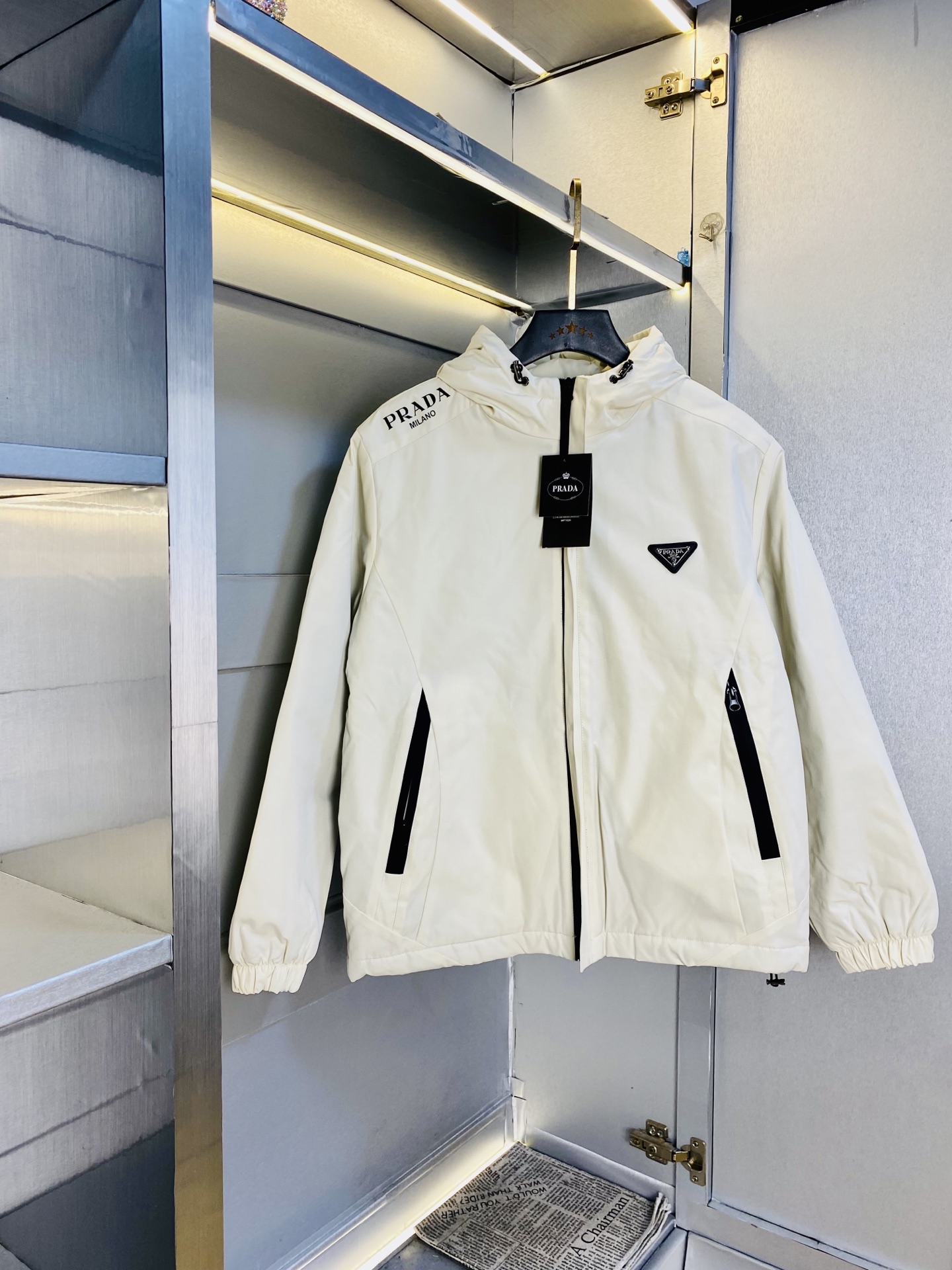 NO:610962,Original item from the official website. Can be worn up to 200 pounds. Prada 2025ss new cotton coat. Cotton coat. High version and high quality. Original fabric. Same style as internet celebrity. Open mold and customize hardware accessories. Very comfortable. Super versatile and good-looking coat. Non-market ordinary version. Feel free to compare. Quality is absolutely guaranteed. Color picture and color. Size M-3XL,, prada, prada, jackets & coats, alexander wang19860909官网原单货 可穿200斤普拉达Prada 2025ss新款棉衣外套棉服外套 高版本高品质 原版面料网红明星同款 开模定制五金辅料 感非常舒服 超级百搭好看的一款外套 非市场普通版本 随意对比 品质绝对保证 颜色图色 尺码M-3XL,,prada,prada,jackets & coats,alexander wang,Men's clothing