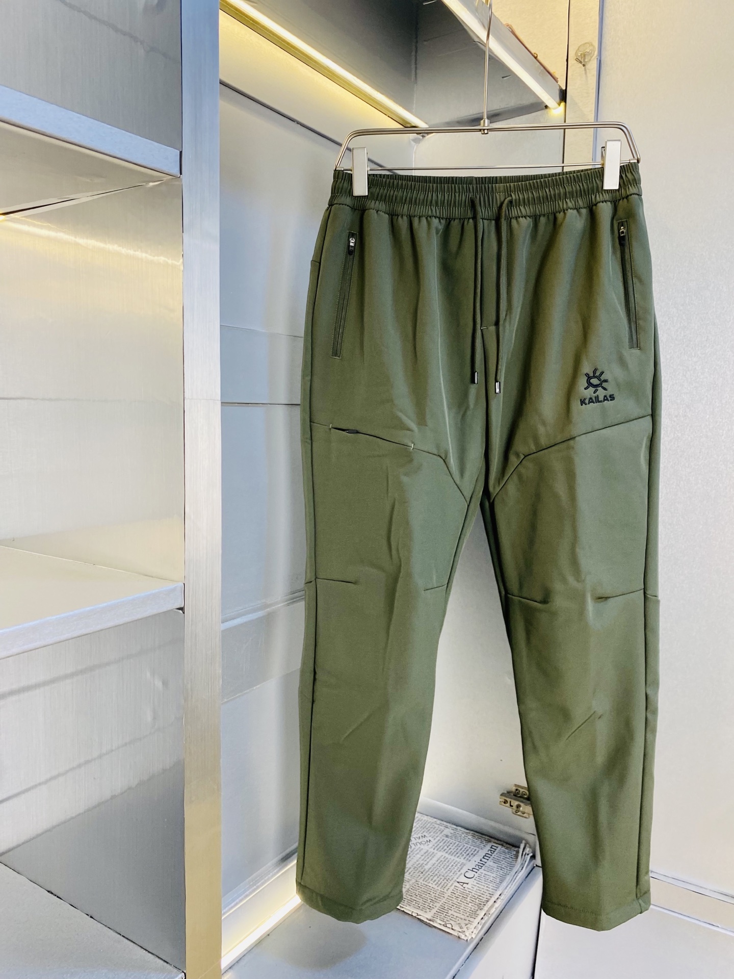 NO:613355,Plus velvet style!  Original item from the official website. Can wear 210 pounds of KAILAS. Simple and fashionable. Winter velvet trousers with velvet mink velvet soft shell outdoor casual trousers. Elastic trousers, straight trousers, wide-leg trousers. Very comfortable to wear. Low-key yet luxurious. It is very classy when worn. The style and cut of the trousers need no introduction. The upper body is exquisite and vivid. Really first-class and top-quality materials. Really top-grade casual pants and elastic pants, made of Turkish cotton.  Produces the most famous denim fabric of outstanding quality. After heavy washing, the pants are very soft!  The straight-leg version is not picky, the upper body is absolutely stylish, the expert design is extremely luxurious. Size: M-3XL (175/130 pounds wear M),,alexander wang19860909加绒款！ 官网原单货 可穿210斤凯乐石KAILAS 简约时尚 冬款加绒裤内里加绒水貂绒软壳户外休闲裤卫裤松紧裤直筒裤长裤阔腿裤身穿着非常舒适 低调不失奢华 穿出去非常有档次,裤型款式和裁剪亦无需多言 上身精致跃然.真正一等一顶级质料 真正殿堂级的休闲裤松紧裤,选用土耳其的棉花 生产出最有名的单宁布 品质卓然,经过重水洗使得裤子很柔软！直脚的版型 不挑人 上身绝对的有型 达人设计 极度奢华.码数:M-3XL（175/130斤穿M）,,alexander wang,Men's clothing