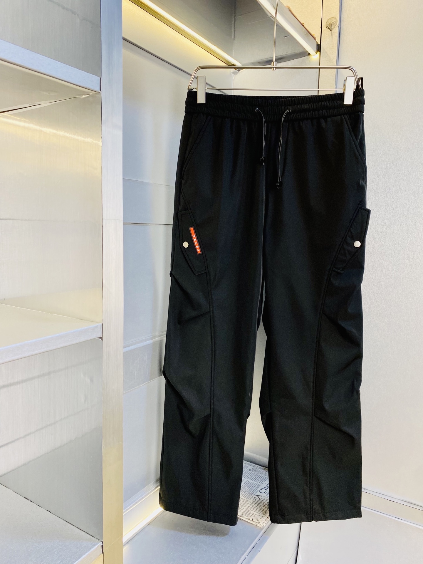 NO:613336,Plus velvet style!  Original item from the official website. Can wear 210 pounds of Prada. Simple and fashionable. Winter velvet trousers with velvet mink velvet soft-shell outdoor casual trousers, elastic trousers, straight-leg trousers, wide-leg trousers, very comfortable to wear, low-key yet luxurious. It is very classy to wear, and the trousers style and tailoring need not be said. The upper body is exquisite and vivid. Really first-class top quality materials. Really palace-level casual trousers and elastic pants, made of Turkish cotton.  Produces the most famous denim fabric of outstanding quality. After heavy washing, the pants are very soft!  The straight-leg version is not picky, the upper body is absolutely stylish, the expert design is extremely luxurious. Size: M-3XL (175/130 pounds wear M),, prada, prada, alexander wang19860909加绒款！ 官网原单货 可穿210斤普拉达Prada 简约时尚 冬款加绒裤内里加绒水貂绒软壳户外休闲裤卫裤松紧裤直筒裤长裤阔腿裤身穿着非常舒适 低调不失奢华 穿出去非常有档次,裤型款式和裁剪亦无需多言 上身精致跃然.真正一等一顶级质料 真正殿堂级的休闲裤松紧裤,选用土耳其的棉花 生产出最有名的单宁布 品质卓然,经过重水洗使得裤子很柔软！直脚的版型 不挑人 上身绝对的有型 达人设计 极度奢华.码数:M-3XL（175/130斤穿M）,,prada,prada,alexander wang,Men's clothing