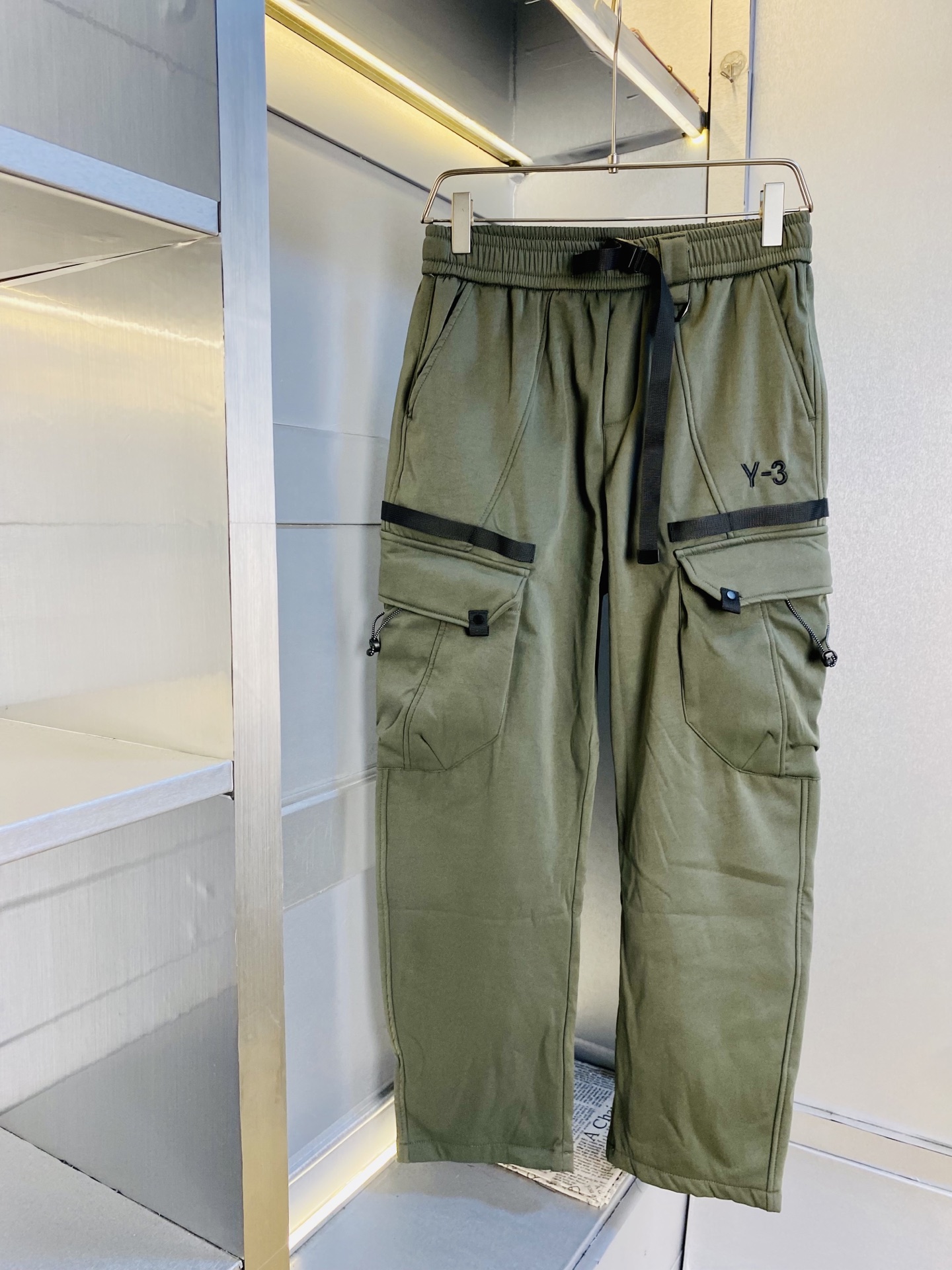 NO:613339,Plus velvet style!  Original item from the official website, can wear 210 pounds Y-3 y3, simple and fashionable, winter velvet pants with velvet mink velvet soft shell outdoor casual pants, elastic pants, straight-leg pants, wide-leg pants, very comfortable to wear, low-key yet luxurious, very classy to wear, and the style and cut of the pants need not be said. The upper body is exquisite and vivid. Really first-class top-quality materials. Really top-grade casual pants and elastic pants, made of Turkish cotton.  Produces the most famous denim fabric of outstanding quality. After heavy washing, the pants are very soft!  The straight-leg version is not picky, the upper body is absolutely stylish, the expert design is extremely luxurious. Size: M-3XL (175/130 pounds wear M),,alexander wang19860909加绒款！ 官网原单货 可穿210斤Y-3 y3简约时尚 冬款加绒裤内里加绒水貂绒软壳户外休闲裤卫裤松紧裤直筒裤长裤阔腿裤身穿着非常舒适 低调不失奢华 穿出去非常有档次,裤型款式和裁剪亦无需多言 上身精致跃然.真正一等一顶级质料 真正殿堂级的休闲裤松紧裤,选用土耳其的棉花 生产出最有名的单宁布 品质卓然,经过重水洗使得裤子很柔软！直脚的版型 不挑人 上身绝对的有型 达人设计 极度奢华.码数:M-3XL（175/130斤穿M）,,alexander wang,Men's clothing