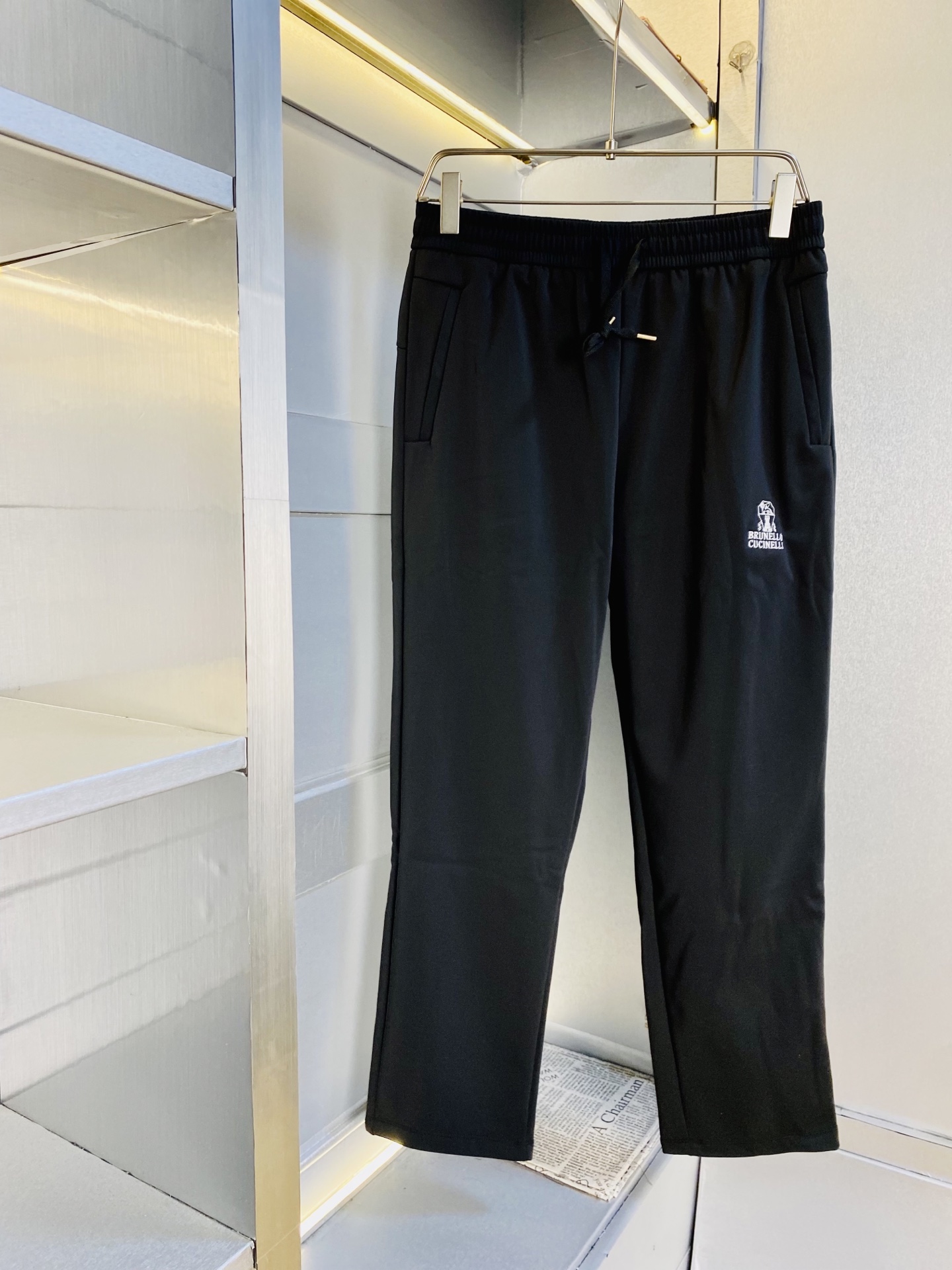 NO:613342,Plus velvet style!  Original item from the official website, can wear 210 pounds BC, simple and fashionable, winter velvet pants with velvet mink velvet soft-shell outdoor casual pants, elastic pants, straight-leg pants, wide-leg pants, very comfortable to wear, low-key yet luxurious, very classy to wear, and the trousers style and tailoring need no introduction. The upper body is exquisite and lively. Really first-class and top-quality materials. Really palace-level casual pants and elastic pants, using Turkish cotton to produce the most famous denim fabric.  The quality is outstanding, the pants are very soft after heavy washing!  The straight-leg version is not picky, the upper body is absolutely stylish, the expert design is extremely luxurious. Size: M-3XL (175/130 pounds wear M),,alexander wang19860909加绒款！ 官网原单货 可穿210斤BC 简约时尚 冬款加绒裤内里加绒水貂绒软壳户外休闲裤卫裤松紧裤直筒裤长裤阔腿裤身穿着非常舒适 低调不失奢华 穿出去非常有档次,裤型款式和裁剪亦无需多言 上身精致跃然.真正一等一顶级质料 真正殿堂级的休闲裤松紧裤,选用土耳其的棉花 生产出最有名的单宁布 品质卓然,经过重水洗使得裤子很柔软！直脚的版型 不挑人 上身绝对的有型 达人设计 极度奢华.码数:M-3XL（175/130斤穿M）,,alexander wang,Men's clothing