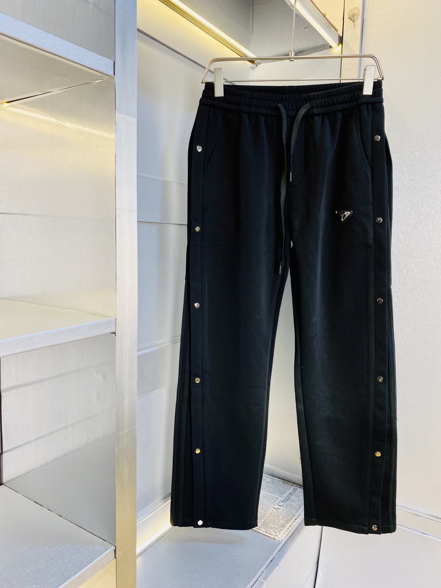 NO:613345,Thick version!  Original item from the official website. Can wear 210 pounds of Prada. Simple and fashionable. Winter thickened casual pants, sweatpants, elastic pants, straight pants, wide-leg pants, very comfortable to wear. Low-key yet luxurious. It is very classy to wear, and the style and tailoring of the pants need not be said. The upper body is exquisite and vivid. Really first-class and top-quality materials. Really palace-level casual pants and elastic pants, using Turkish cotton to produce the most famous denim fabric.  The quality is outstanding, the pants are very soft after heavy washing!  The straight-leg version is not picky, the upper body is absolutely stylish, the expert design is extremely luxurious. Size: M-3XL (175/130 pounds wear M),, prada, prada, alexander wang19860909加厚款！ 官网原单货 可穿210斤普拉达Prada 简约时尚 冬款加厚休闲裤卫裤松紧裤直筒裤长裤阔腿裤身穿着非常舒适 低调不失奢华 穿出去非常有档次,裤型款式和裁剪亦无需多言 上身精致跃然.真正一等一顶级质料 真正殿堂级的休闲裤松紧裤,选用土耳其的棉花 生产出最有名的单宁布 品质卓然,经过重水洗使得裤子很柔软！直脚的版型 不挑人 上身绝对的有型 达人设计 极度奢华.码数:M-3XL（175/130斤穿M）,,prada,prada,alexander wang,Men's clothing