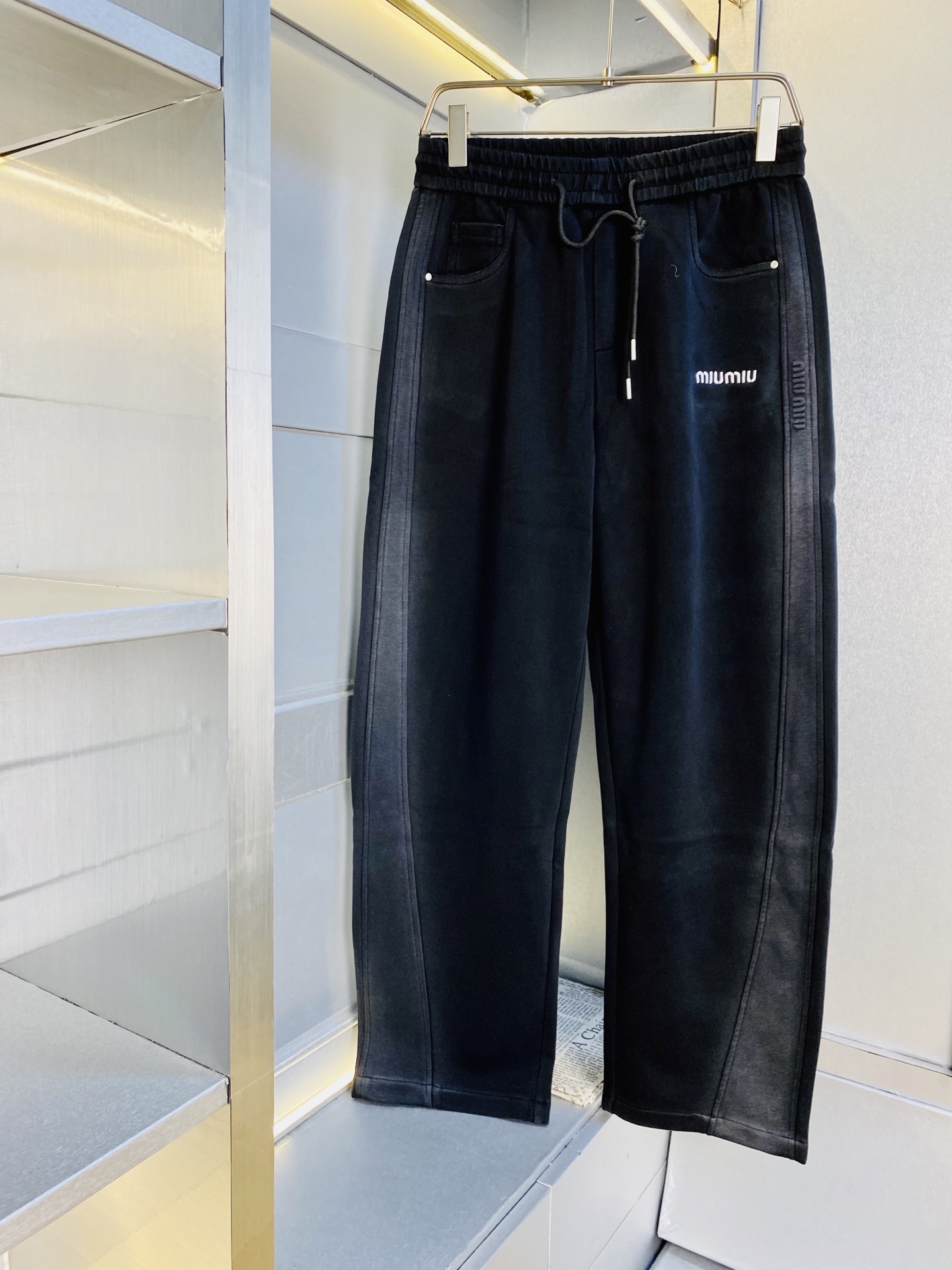 NO:613348,Thick version!  Original item from the official website. Can wear 210 pounds MiuMiu. Simple and fashionable. Winter thick casual pants, sweatpants, elastic pants, straight pants, wide-leg pants, very comfortable to wear, low-key yet luxurious. It is very classy to wear, and the style and tailoring of the pants need no introduction. The upper body is exquisite and vivid. Really first-class and top-quality materials. Really palace-level casual pants and elastic pants, using Turkish cotton to produce the most famous denim fabric.  The quality is outstanding, the pants are very soft after heavy washing!  The straight-leg version is not picky, the upper body is absolutely stylish, the expert design is extremely luxurious. Size: M-3XL (175/130 pounds wear M),,miumiu,alexander wang19860909加厚款！ 官网原单货 可穿210斤缪缪MiuMiu 简约时尚 冬款加厚休闲裤卫裤松紧裤直筒裤长裤阔腿裤身穿着非常舒适 低调不失奢华 穿出去非常有档次,裤型款式和裁剪亦无需多言 上身精致跃然.真正一等一顶级质料 真正殿堂级的休闲裤松紧裤,选用土耳其的棉花 生产出最有名的单宁布 品质卓然,经过重水洗使得裤子很柔软！直脚的版型 不挑人 上身绝对的有型 达人设计 极度奢华.码数:M-3XL（175/130斤穿M）,,miumiu,alexander wang,Men's clothing