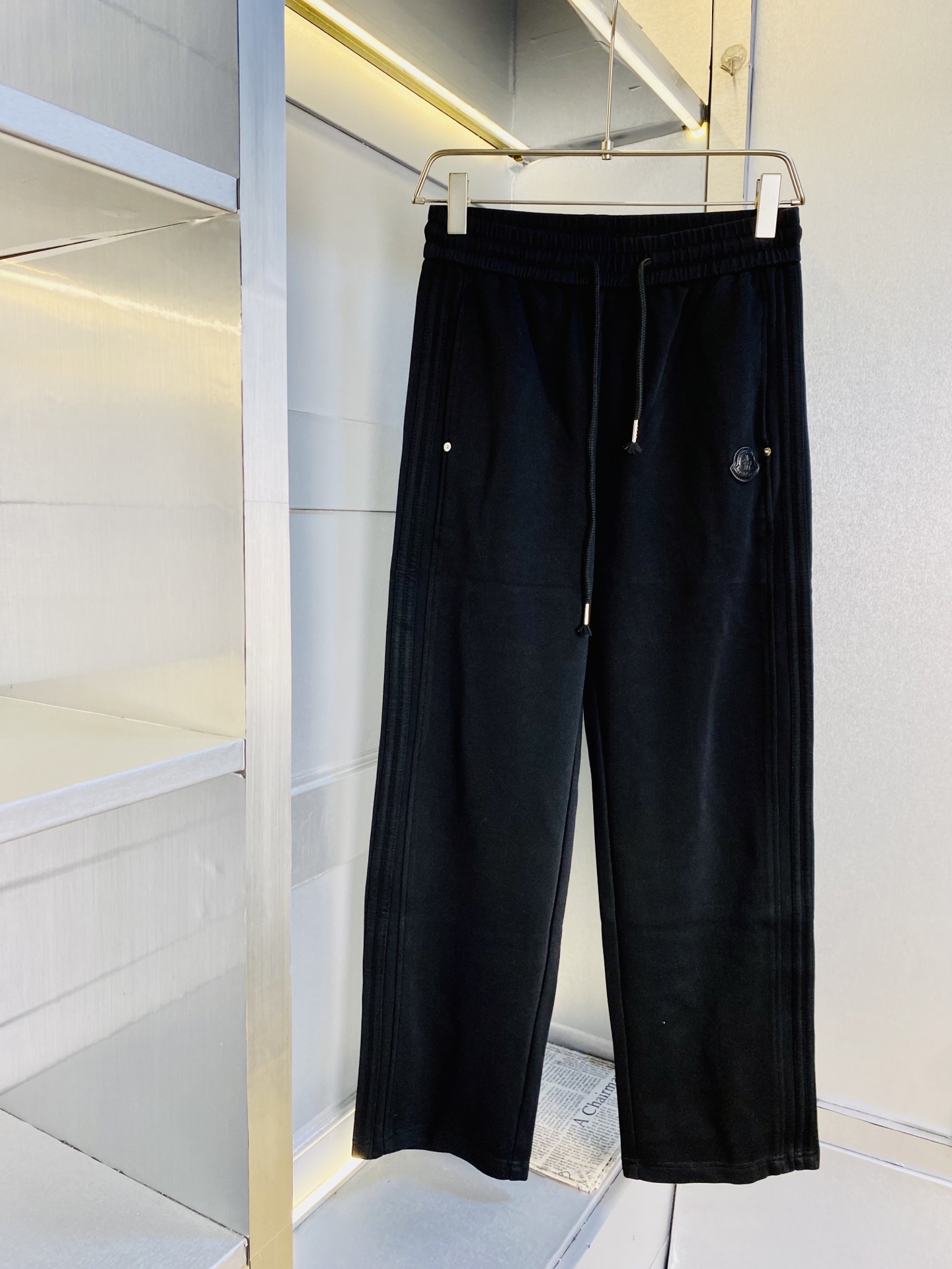 NO:613351,The original item from the official website can be worn with a 220 catties Moncler. Simple and fashionable spring and autumn new casual pants, sports pants, sweatpants, elasticated pants, wide-leg pants, long pants, very comfortable to wear, low-key yet luxurious. It is very classy to wear, and there is no need to say much about the style and tailoring of the pants. The upper body is exquisite and vivid. Really first-class and top-quality materials. Really palace-level casual pants and elastic pants, using Turkish cotton to produce the most famous denim fabric.  The quality is outstanding, the pants are very soft after heavy washing!  The straight-leg version is not picky, the upper body is absolutely stylish, the expert design is extremely luxurious. Size: M-4XL, Moncler, alexander wang19860909官网原单货 可穿220斤蒙口Moncler 简约时尚 春秋新款休闲裤运动裤卫裤松紧裤阔腿裤长裤身穿着非常舒适 低调不失奢华 穿出去非常有档次,裤型款式和裁剪亦无需多言 上身精致跃然.真正一等一顶级质料 真正殿堂级的休闲裤松紧裤,选用土耳其的棉花 生产出最有名的单宁布 品质卓然,经过重水洗使得裤子很柔软！直脚的版型 不挑人 上身绝对的有型 达人设计 极度奢华.码数:M-4XL,,Moncler,alexander wang,Men's clothing