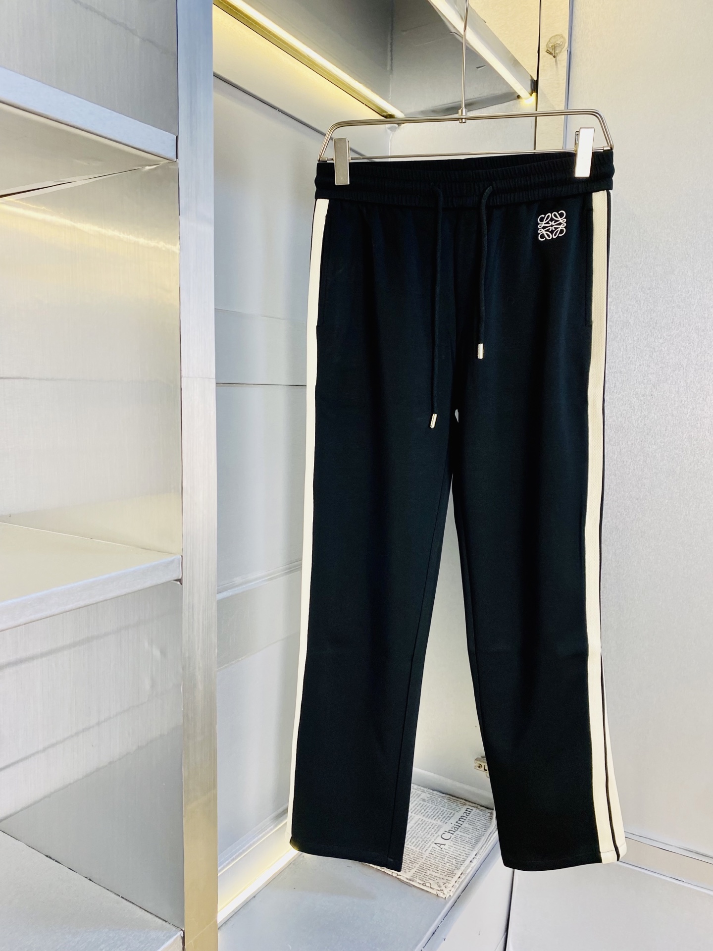 NO:613354,The original item from the official website can be worn up to 220 pounds. Loewe's simple and fashionable new spring and autumn casual pants, sports pants, sweatpants, elasticated pants, wide-leg pants, and long pants are very comfortable to wear. Low-key yet luxurious. It is very classy to wear, and the style and tailoring of the pants need not be said. The upper body is exquisite and vivid. Really first-class and top-quality materials. Really palace-level casual pants and elastic pants, using Turkish cotton to produce the most famous denim fabric.  The quality is outstanding, the pants are very soft after heavy washing!  The straight-leg version is not picky, the upper body is absolutely stylish, the expert design is extremely luxurious. Size: M-4XL,,loewe,loewe,alexander wang19860909官网原单货 可穿220斤罗意威Loewe 简约时尚 春秋新款休闲裤运动裤卫裤松紧裤阔腿裤长裤身穿着非常舒适 低调不失奢华 穿出去非常有档次,裤型款式和裁剪亦无需多言 上身精致跃然.真正一等一顶级质料 真正殿堂级的休闲裤松紧裤,选用土耳其的棉花 生产出最有名的单宁布 品质卓然,经过重水洗使得裤子很柔软！直脚的版型 不挑人 上身绝对的有型 达人设计 极度奢华.码数:M-4XL,,loewe,loewe,alexander wang,Men's clothing