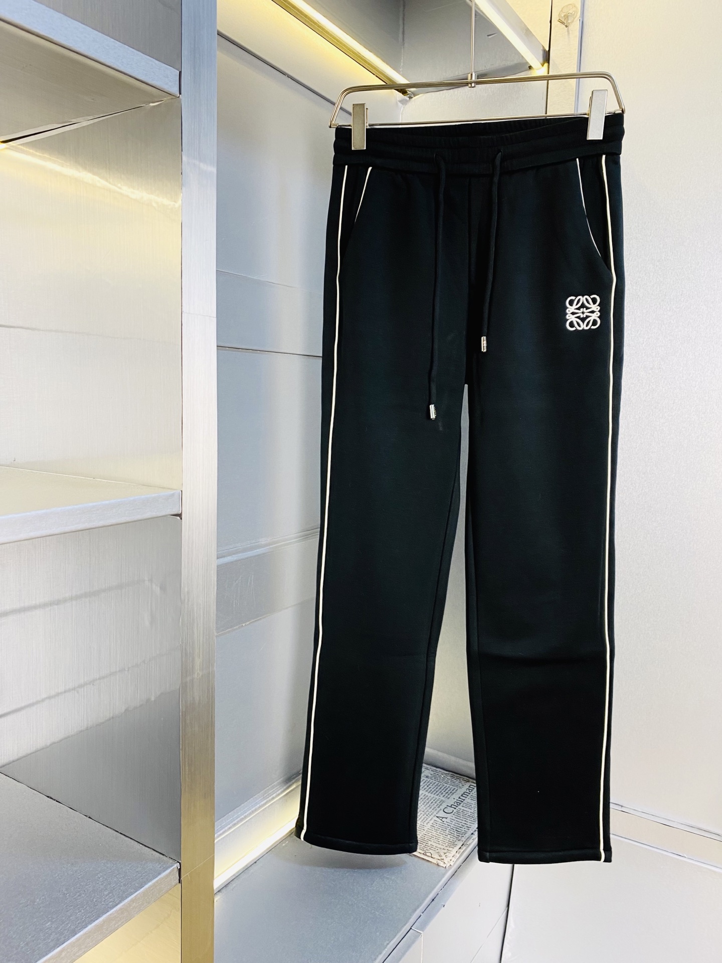 NO:613357,Plush pants!  Original item from the official website. Can wear 220 pounds. Loewe is simple and fashionable. The new winter style plus velvet casual pants are lined with velvet and mink velvet. Sports pants, sweat pants, elastic pants, wide-leg pants, long pants, very comfortable to wear, low-key yet luxurious. It is very classy to wear, and the trousers style and tailoring need no introduction. The upper body is exquisite and vivid. Really first-class and top-quality materials. Really palace-level casual pants and elastic pants, using Turkish cotton to produce the most famous denim fabric.  The quality is outstanding, the pants are very soft after heavy washing!  The straight-leg version is not picky, the upper body is absolutely stylish, the expert design is extremely luxurious. Size: M-4XL,,loewe,loewe,alexander wang19860909加绒裤！ 官网原单货 可穿220斤罗意威Loewe 简约时尚 内里加绒加水貂绒冬季新款加绒款休闲裤运动裤卫裤松紧裤阔腿裤长裤身穿着非常舒适 低调不失奢华 穿出去非常有档次,裤型款式和裁剪亦无需多言 上身精致跃然.真正一等一顶级质料 真正殿堂级的休闲裤松紧裤,选用土耳其的棉花 生产出最有名的单宁布 品质卓然,经过重水洗使得裤子很柔软！直脚的版型 不挑人 上身绝对的有型 达人设计 极度奢华.码数:M-4XL,,loewe,loewe,alexander wang,Men's clothing