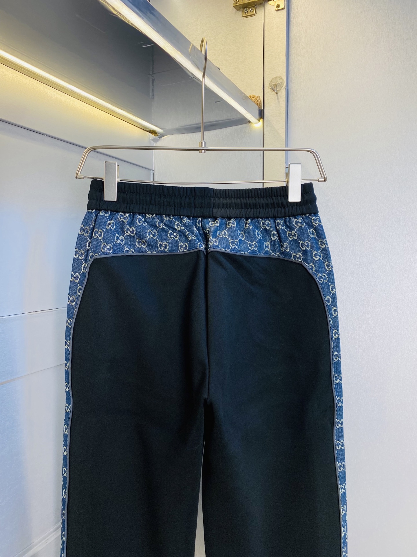 P250 官网原单货 可穿210斤🔥古奇Gucci 简约时尚 秋冬款休闲裤卫裤松紧裤直筒裤长裤👖身穿着非常舒适 低调不失奢华 穿出去非常有档次,裤型款式和裁剪亦无需多言 上身精致跃然.真正一等一顶级质料 真正殿堂级的休闲裤松紧裤,选用土耳其的棉花 生产出最有名的单宁布 品质卓然,经过重水洗使得裤子很柔软！直脚的版型 不挑人 上身绝对的有型 达人设计 极度奢华。码数:M-3XL