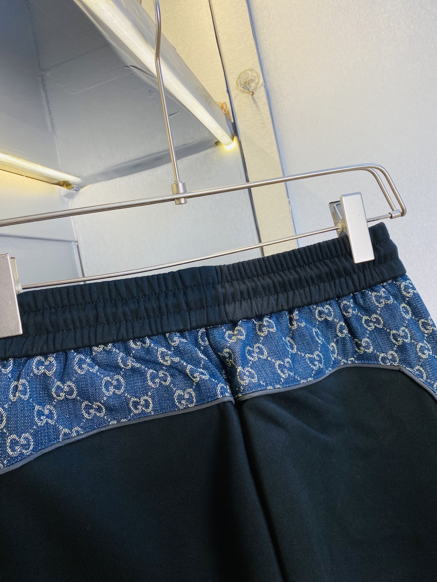 P250 官网原单货 可穿210斤🔥古奇Gucci 简约时尚 秋冬款休闲裤卫裤松紧裤直筒裤长裤👖身穿着非常舒适 低调不失奢华 穿出去非常有档次,裤型款式和裁剪亦无需多言 上身精致跃然.真正一等一顶级质料 真正殿堂级的休闲裤松紧裤,选用土耳其的棉花 生产出最有名的单宁布 品质卓然,经过重水洗使得裤子很柔软！直脚的版型 不挑人 上身绝对的有型 达人设计 极度奢华。码数:M-3XL