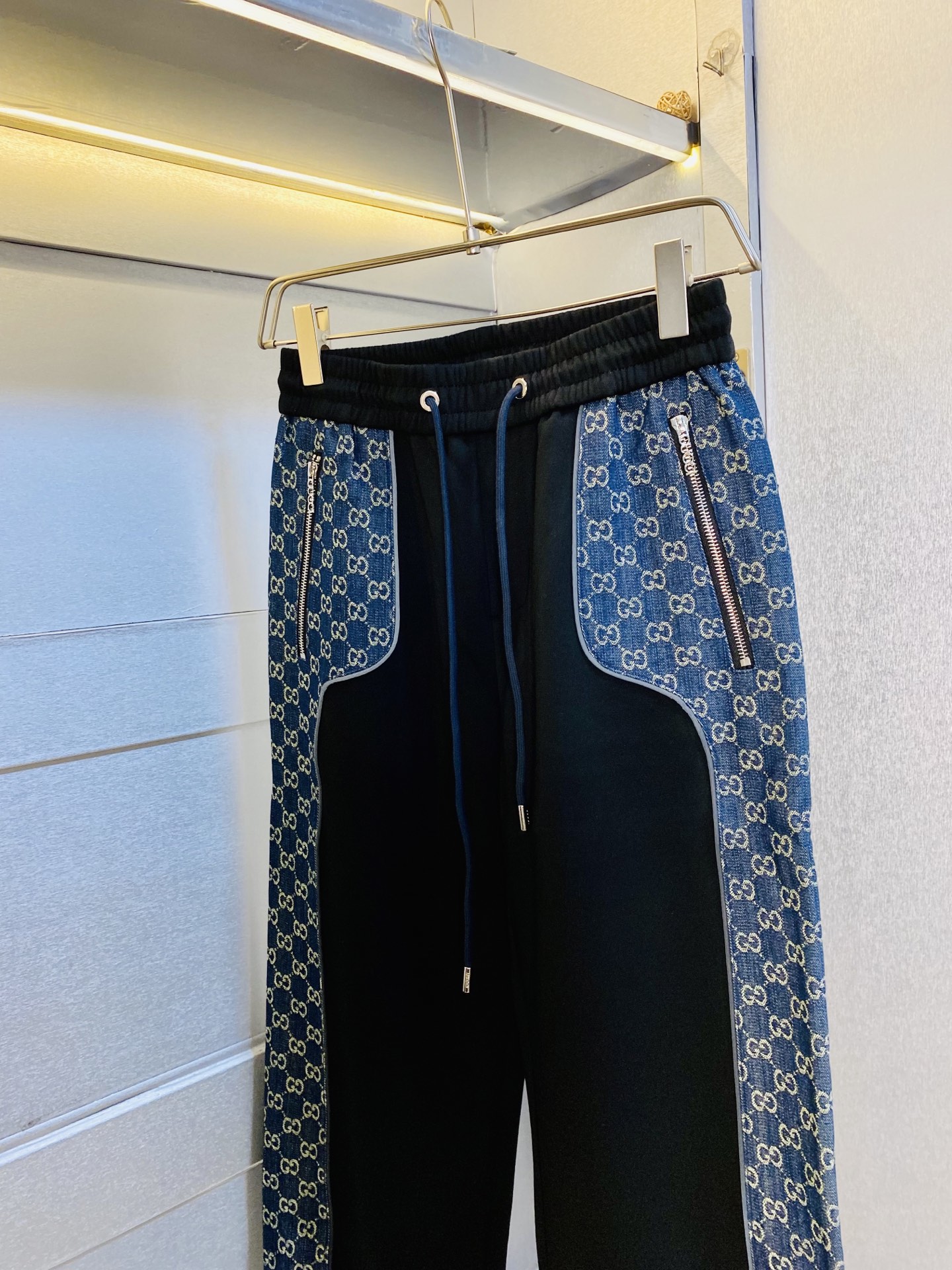 P250 官网原单货 可穿210斤🔥古奇Gucci 简约时尚 秋冬款休闲裤卫裤松紧裤直筒裤长裤👖身穿着非常舒适 低调不失奢华 穿出去非常有档次,裤型款式和裁剪亦无需多言 上身精致跃然.真正一等一顶级质料 真正殿堂级的休闲裤松紧裤,选用土耳其的棉花 生产出最有名的单宁布 品质卓然,经过重水洗使得裤子很柔软！直脚的版型 不挑人 上身绝对的有型 达人设计 极度奢华。码数:M-3XL