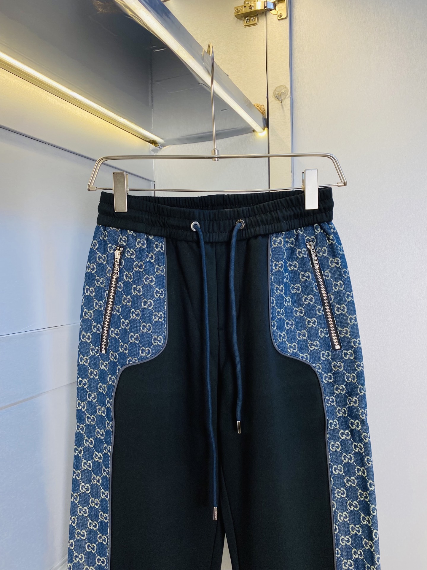 P250 官网原单货 可穿210斤🔥古奇Gucci 简约时尚 秋冬款休闲裤卫裤松紧裤直筒裤长裤👖身穿着非常舒适 低调不失奢华 穿出去非常有档次,裤型款式和裁剪亦无需多言 上身精致跃然.真正一等一顶级质料 真正殿堂级的休闲裤松紧裤,选用土耳其的棉花 生产出最有名的单宁布 品质卓然,经过重水洗使得裤子很柔软！直脚的版型 不挑人 上身绝对的有型 达人设计 极度奢华。码数:M-3XL