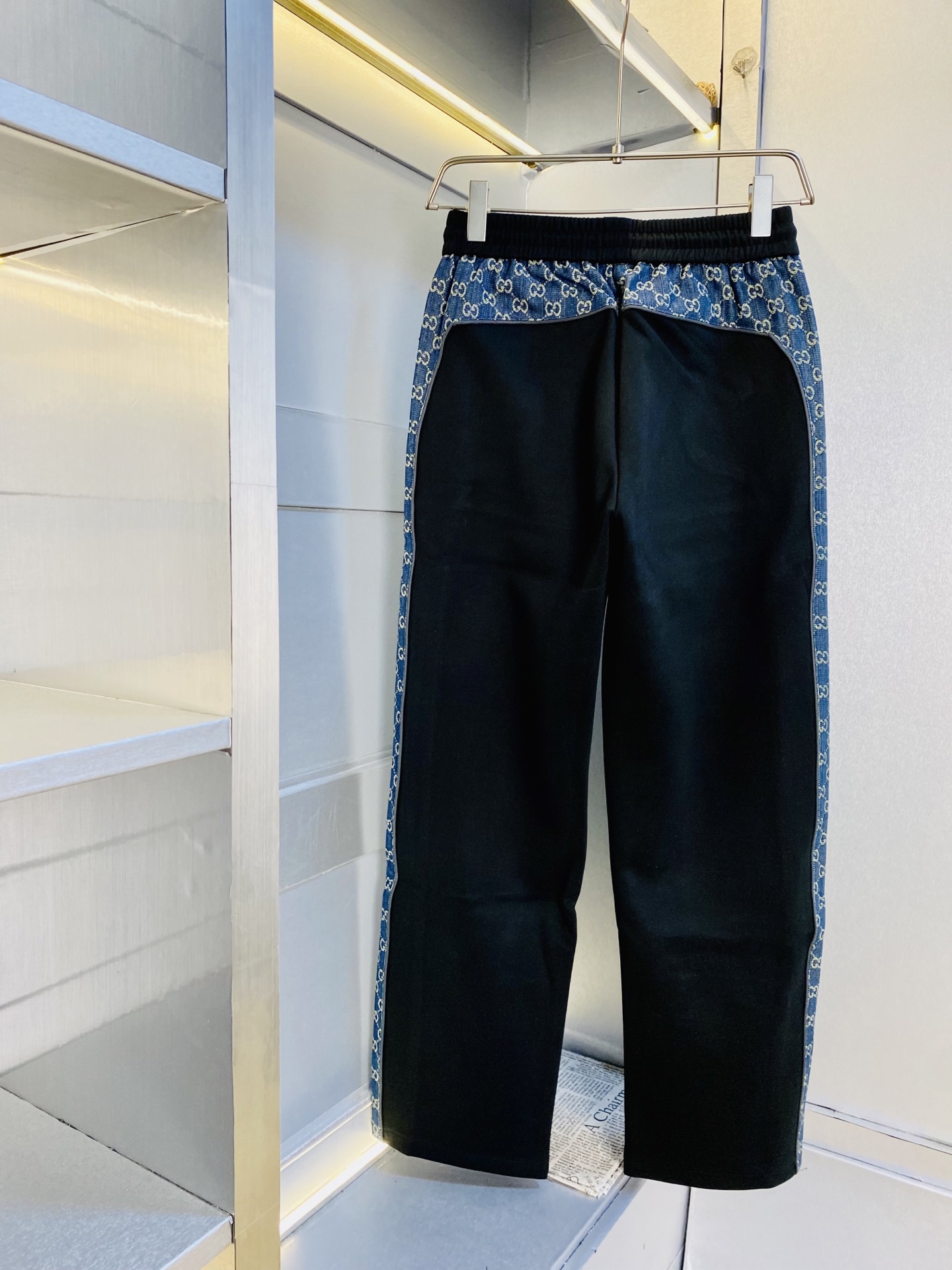 P250 官网原单货 可穿210斤🔥古奇Gucci 简约时尚 秋冬款休闲裤卫裤松紧裤直筒裤长裤👖身穿着非常舒适 低调不失奢华 穿出去非常有档次,裤型款式和裁剪亦无需多言 上身精致跃然.真正一等一顶级质料 真正殿堂级的休闲裤松紧裤,选用土耳其的棉花 生产出最有名的单宁布 品质卓然,经过重水洗使得裤子很柔软！直脚的版型 不挑人 上身绝对的有型 达人设计 极度奢华。码数:M-3XL