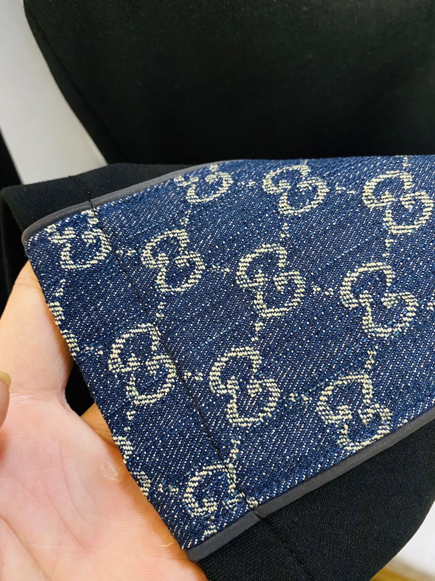 P250 官网原单货 可穿210斤🔥古奇Gucci 简约时尚 秋冬款休闲裤卫裤松紧裤直筒裤长裤👖身穿着非常舒适 低调不失奢华 穿出去非常有档次,裤型款式和裁剪亦无需多言 上身精致跃然.真正一等一顶级质料 真正殿堂级的休闲裤松紧裤,选用土耳其的棉花 生产出最有名的单宁布 品质卓然,经过重水洗使得裤子很柔软！直脚的版型 不挑人 上身绝对的有型 达人设计 极度奢华。码数:M-3XL