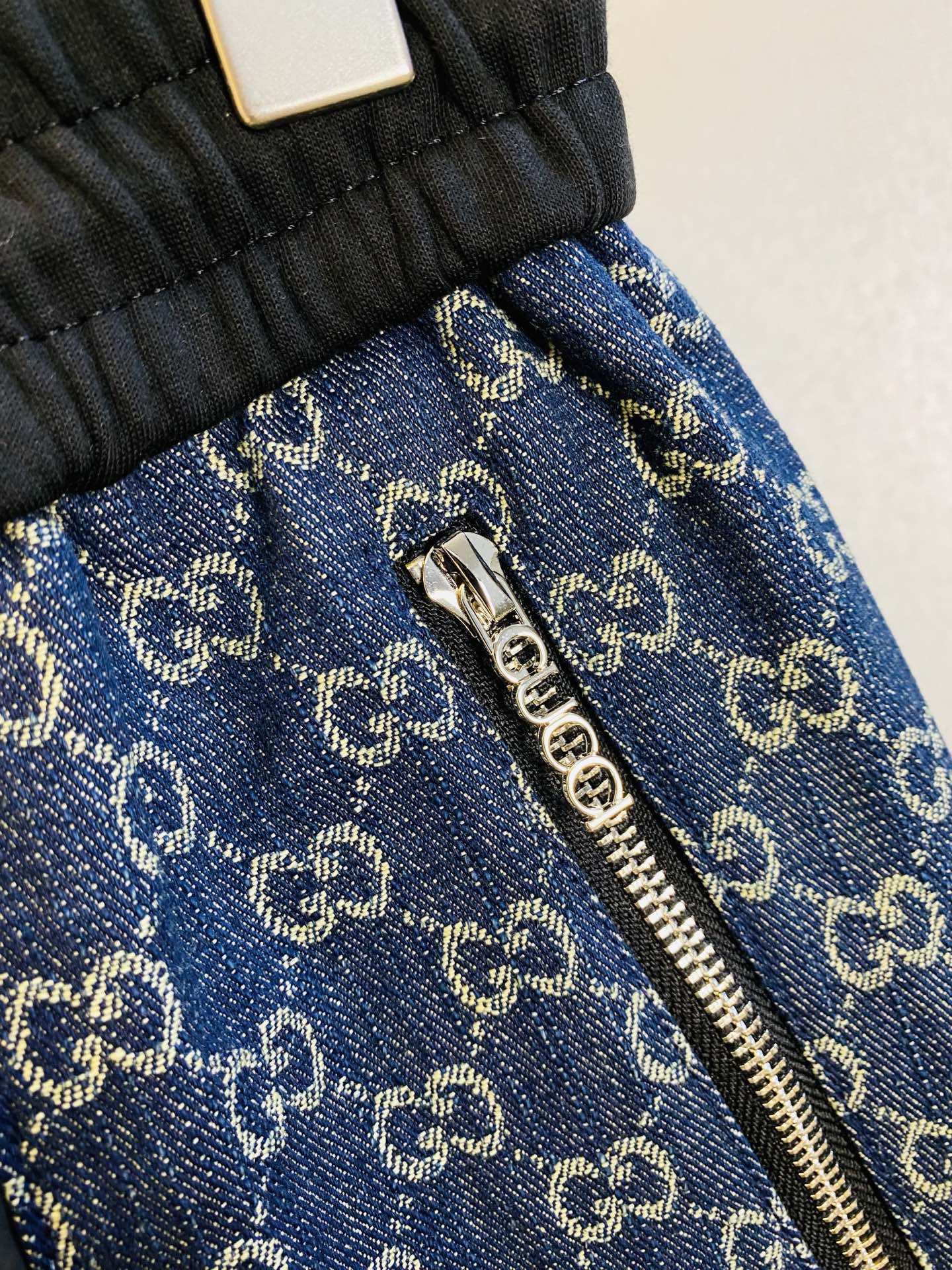 P250 官网原单货 可穿210斤🔥古奇Gucci 简约时尚 秋冬款休闲裤卫裤松紧裤直筒裤长裤👖身穿着非常舒适 低调不失奢华 穿出去非常有档次,裤型款式和裁剪亦无需多言 上身精致跃然.真正一等一顶级质料 真正殿堂级的休闲裤松紧裤,选用土耳其的棉花 生产出最有名的单宁布 品质卓然,经过重水洗使得裤子很柔软！直脚的版型 不挑人 上身绝对的有型 达人设计 极度奢华。码数:M-3XL