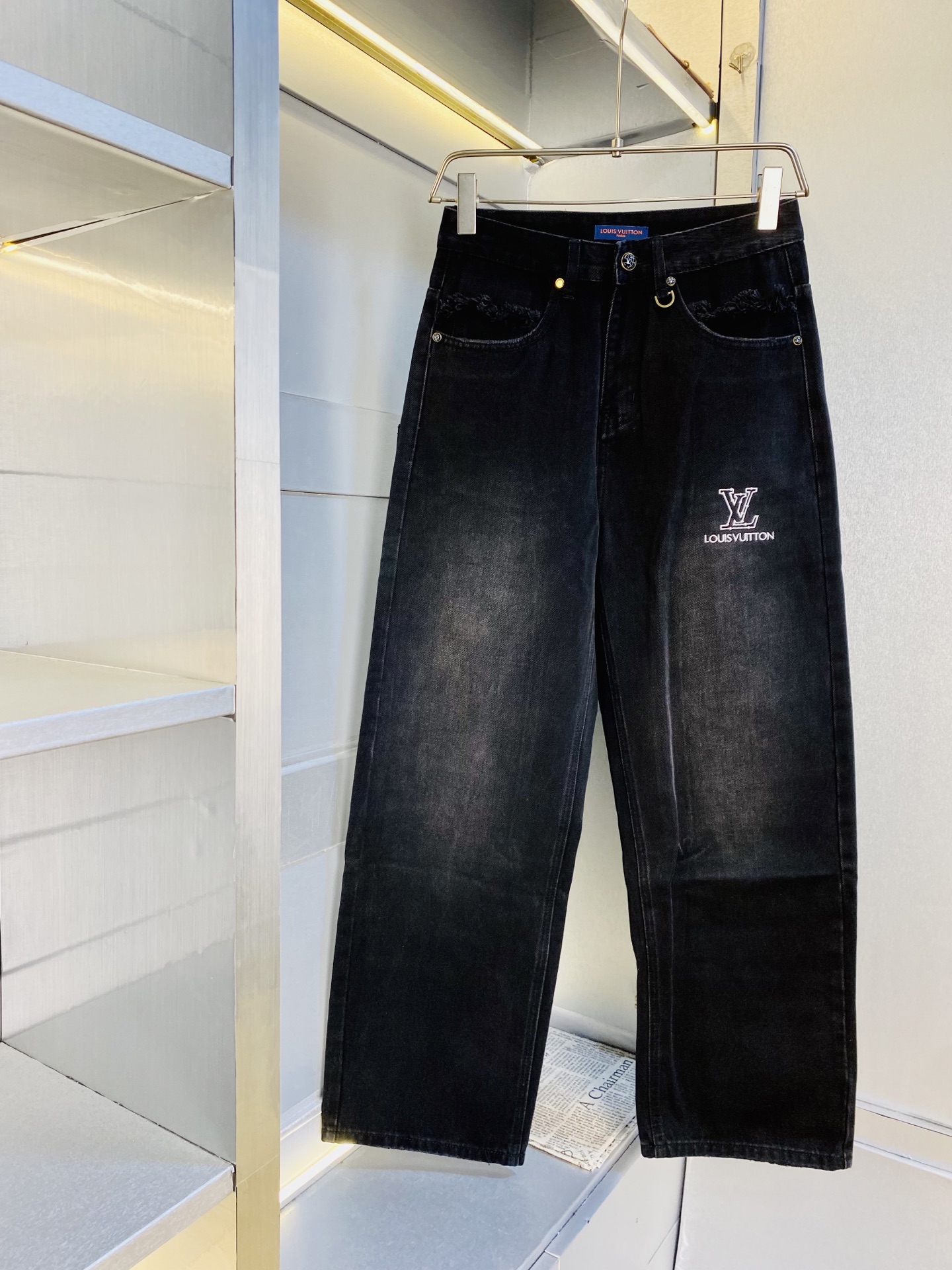 NO:656346,The original item from the official website can be worn up to 220 pounds. Louis Vuitton Lv 2025 autumn and winter new models are available at the counter simultaneously. Fashionable casual pants, straight-leg jeans, wide-leg jeans, imported original fabrics, comfortable and breathable upper body, top-notch craftsmanship hardware accessories. Extremely high grade, super correct fit, fashionable and stylish upper body!  A wardrobe essential!  Size S-3XL(S/28.29,M/30.31, L/32.33, XL/34/36, XXL/38, 3XL/40),,louis vuitton,louis vuitton,jeans,alexander wang19860909原单货官网款 可穿220斤路易威登Lv 2025 秋冬新款专柜同步有售,时尚休闲裤直筒牛仔裤阔腿牛仔裤,进口原版面料,上身舒适透气,顶级工艺五金配饰.档次极高,版型超正,上身时尚有型！衣橱必备单品！尺码S-3XL(S/28.29,M/30.31 , L/32.33 , XL/34/36 , XXL/38 , 3XL/40 ),,louis vuitton,louis vuitton,jeans,alexander wang,Men's clothing