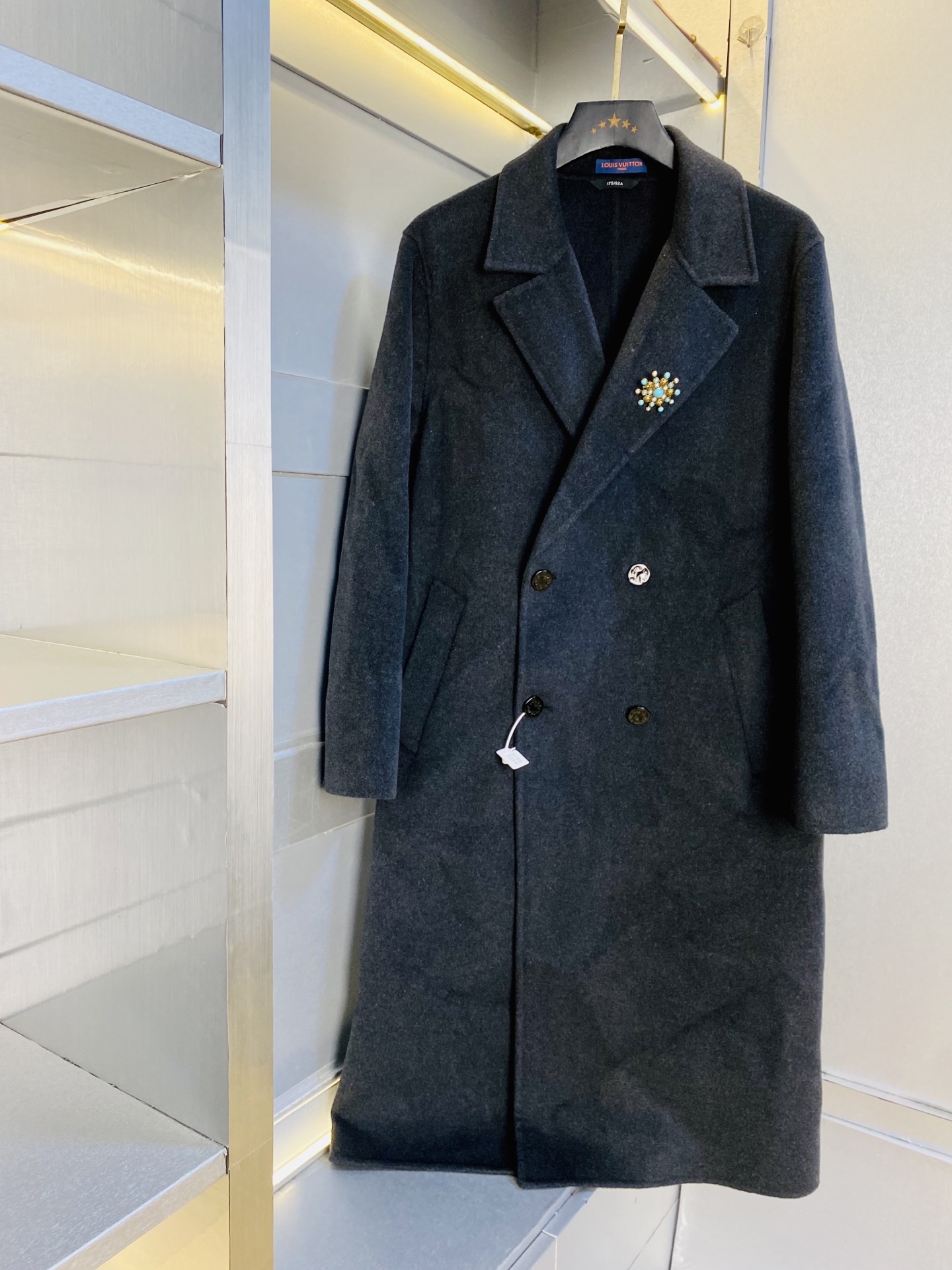 NO:656321,Original item from the official website, can wear 200 pounds of Louis Vuitton Lv 2025 latest model!  Woolen coat long coat. High version and high quality. The original fabric is the same as that of Internet celebrity stars. Mold customization of hardware and accessories. Very comfortable. Super versatile and good-looking. Not the ordinary version in the market. Compare at will. Quality is absolutely guaranteed. Color pictures and colors. Sizes M-3XL, Louis Vuitton, Louis Vuitton, Alexander Wang19860909官网原单货 可穿200斤路易威登Lv 2025最新款！毛尼大衣羊毛大衣长款大衣 高版本高品质 原版面料网红明星同款 开模定制五金辅料 感非常舒服 超级百搭好看 非市场普通版本 随意对比 品质绝对保证 颜色图色 尺码M-3XL,,louis vuitton,louis vuitton,alexander wang,Men's clothing