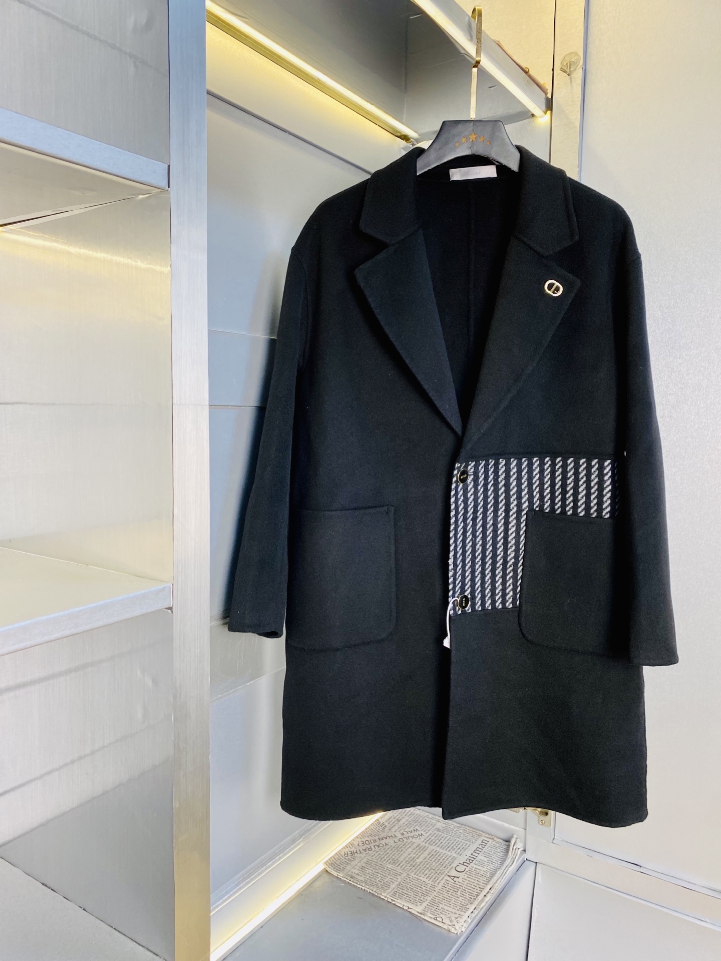 NO:656347,The original item from the official website can wear the latest Dior 2025 model weighing 200 pounds!  Woolen coat mid-length coat. High version and high quality. The original fabric is the same as that of Internet celebrity stars. Mold customization of hardware accessories. Very comfortable. Super versatile and good-looking. Non-market ordinary version. Compare at will. Quality is absolutely guaranteed. Color pictures. Sizes M-3XL, dior, dior, alexander wang19860909官网原单货 可穿200斤迪奥Dior 2025最新款！毛尼大衣羊毛大衣中长款大衣 高版本高品质 原版面料网红明星同款 开模定制五金辅料 感非常舒服 超级百搭好看 非市场普通版本 随意对比 品质绝对保证 颜色图色 尺码M-3XL,,dior,dior,alexander wang,Men's clothing