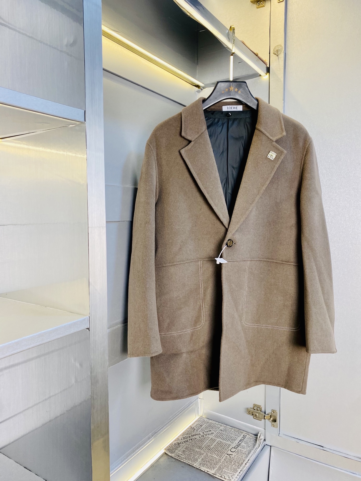 NO:656336,The original item from the official website can wear the latest Loewe 2025 model weighing 200 pounds!  Down jacket, woolen coat, wool coat, short coat with goose down lining, removable down lining!  High version and high quality. The original fabrics are the same as those of Internet celebrity stars. Customized hardware and accessories. Very comfortable. Super versatile and good-looking. Non-common version in the market. Compare at will. Quality is absolutely guaranteed. Color pictures and colors. Sizes M-3XL, loewe, loewe, down jacket, alexander wang19860909官网原单货 可穿200斤罗意威Loewe 2025最新款！羽绒服毛尼大衣羊毛大衣短款大衣内里加鹅绒 内搭羽绒可拆卸！ 高版本高品质 原版面料网红明星同款 开模定制五金辅料 感非常舒服 超级百搭好看 非市场普通版本 随意对比 品质绝对保证 颜色图色 尺码M-3XL,,loewe,loewe,down jacket,alexander wang,Men's clothing