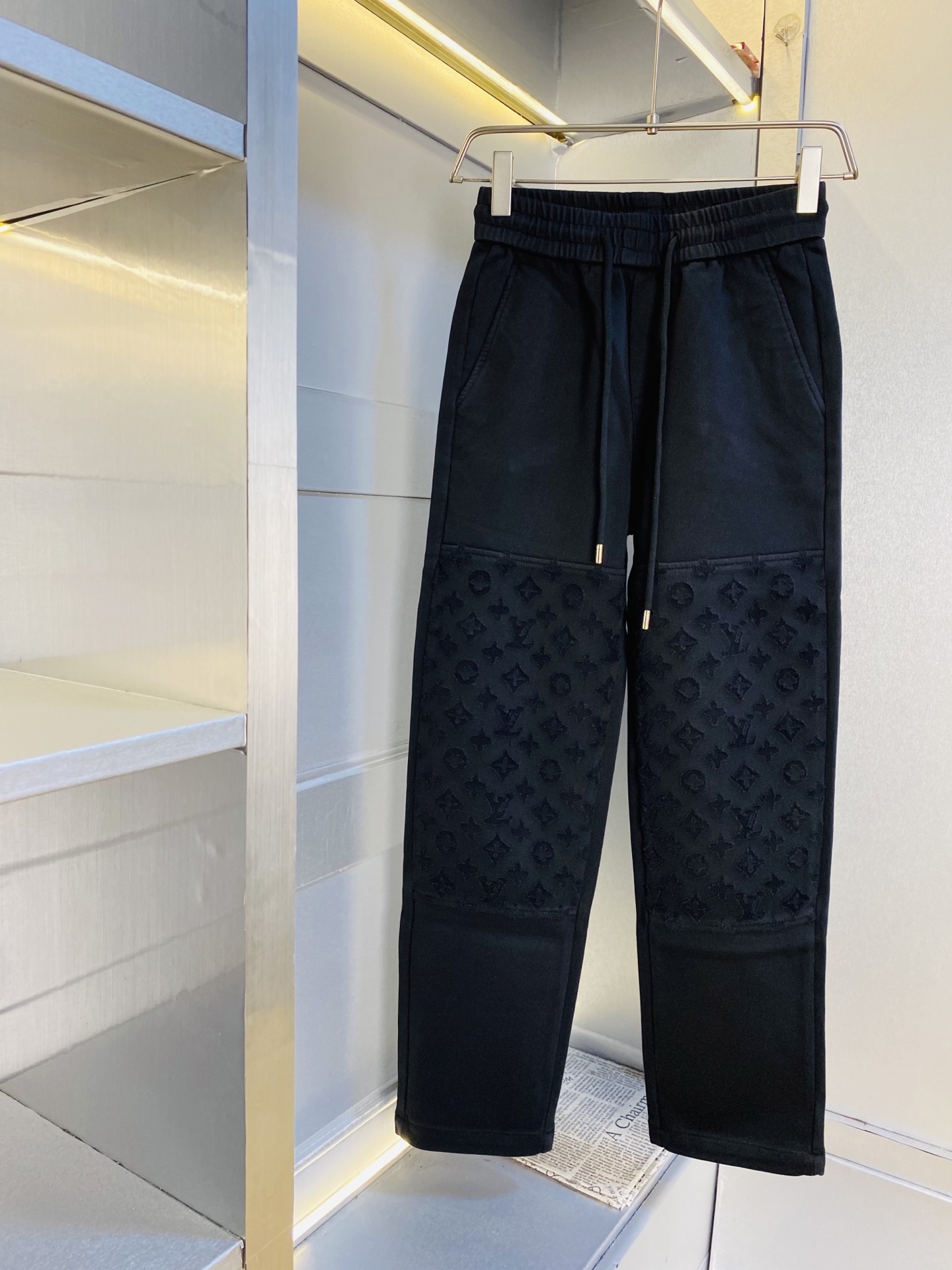 NO:730264,Support replacement after the year!  Dark pattern jacquard!  Original item from the official website, can wear 210 pounds of Louis Vuitton Lv, simple and fashionable, autumn and winter casual pants, sweatpants, elastic pants, straight-leg pants, very comfortable to wear, low-key yet luxurious, very classy to wear, no need to say much about the pants style and cut, the upper body is exquisite and vivid. Real first-class top quality materials. Truly top-grade casual pants and elastic pants, using Turkish cotton to produce the most famous denim fabric. The quality is outstanding, and the pants are very soft after heavy washing!  The straight-leg version is not picky and the upper body is absolutely stylish. The expert design is extremely luxurious. Size: M-3XL, Louis Vuitton, Louis Vuitton,19860909支持年后退换！ 暗纹提花！ 官网原单货 可穿210斤路易威登Lv 简约时尚 秋冬款休闲裤卫裤松紧裤直筒裤长裤身穿着非常舒适 低调不失奢华 穿出去非常有档次,裤型款式和裁剪亦无需多言 上身精致跃然.真正一等一顶级质料 真正殿堂级的休闲裤松紧裤,选用土耳其的棉花 生产出最有名的单宁布 品质卓然,经过重水洗使得裤子很柔软！直脚的版型 不挑人 上身绝对的有型 达人设计 极度奢华.码数:M-3XL,,louis vuitton,louis vuitton,,Men's clothing