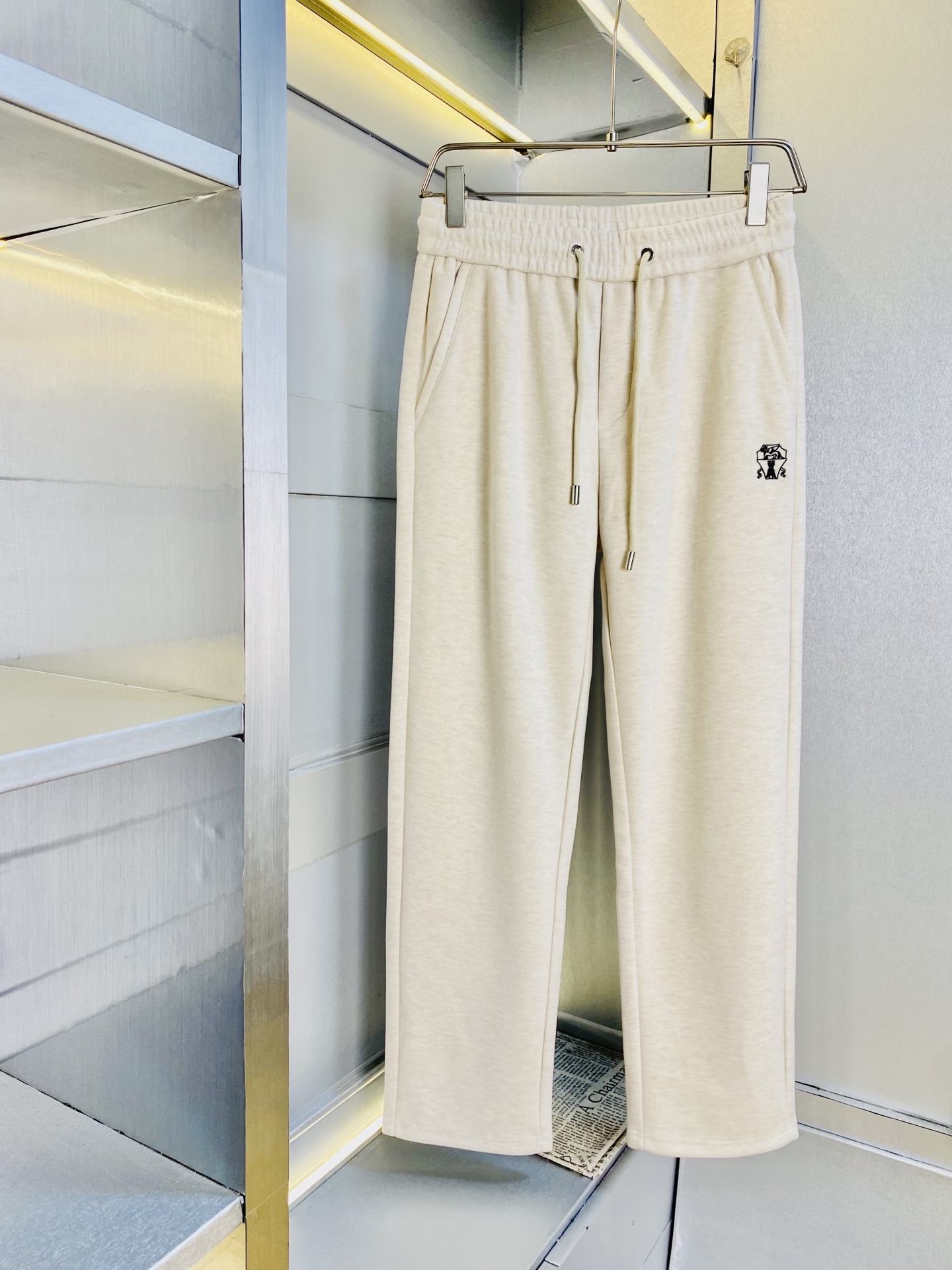 P260 羊毛裤 官网原单货 可穿220斤🔥BC 简约时尚 冬季新款休闲裤运动裤卫裤松紧裤阔腿裤长裤👖身穿着非常舒适 低调不失奢华 穿出去非常有档次,裤型款式和裁剪亦无需多言 上身精致跃然.真正一等一顶级质料 真正殿堂级的休闲裤松紧裤,选用土耳其的棉花 生产出最有名的单宁布 品质卓然,经过重水洗使得裤子很柔软！直脚的版型 不挑人 上身绝对的有型 达人设计 极度奢华。码数:M-4XL