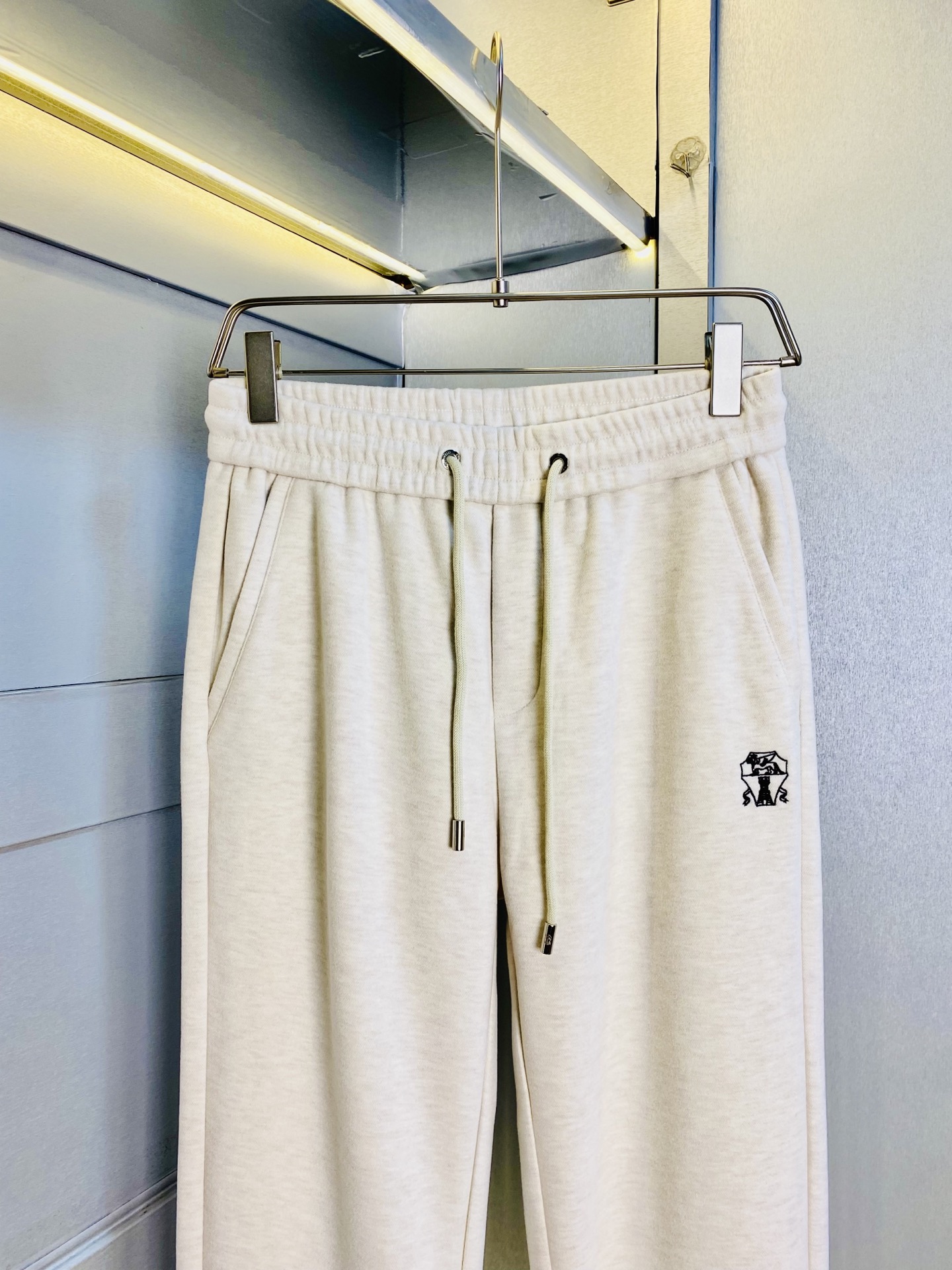 P260 羊毛裤 官网原单货 可穿220斤🔥BC 简约时尚 冬季新款休闲裤运动裤卫裤松紧裤阔腿裤长裤👖身穿着非常舒适 低调不失奢华 穿出去非常有档次,裤型款式和裁剪亦无需多言 上身精致跃然.真正一等一顶级质料 真正殿堂级的休闲裤松紧裤,选用土耳其的棉花 生产出最有名的单宁布 品质卓然,经过重水洗使得裤子很柔软！直脚的版型 不挑人 上身绝对的有型 达人设计 极度奢华。码数:M-4XL