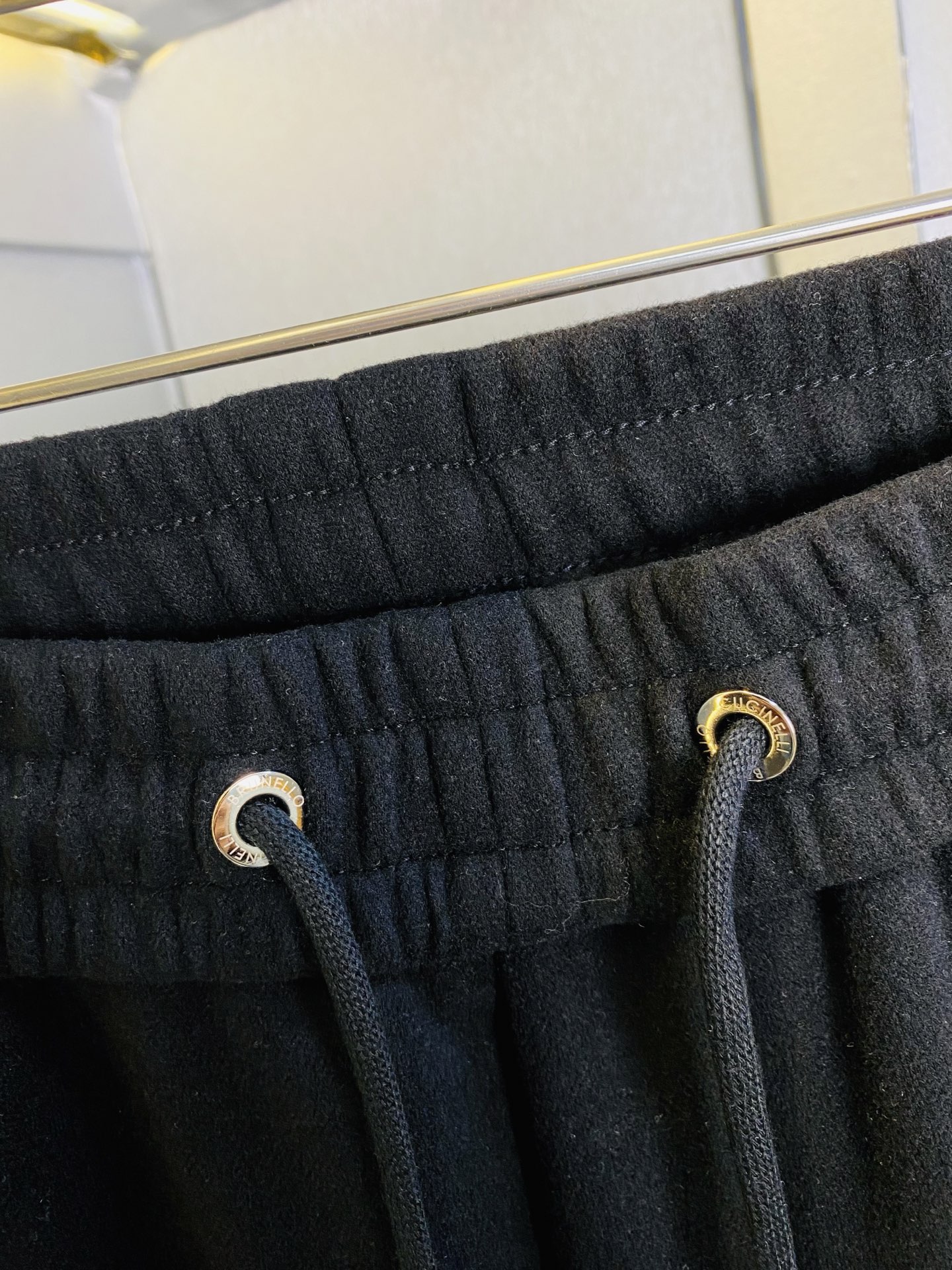 P260 羊毛裤 官网原单货 可穿220斤🔥BC 简约时尚 冬季新款休闲裤运动裤卫裤松紧裤阔腿裤长裤👖身穿着非常舒适 低调不失奢华 穿出去非常有档次,裤型款式和裁剪亦无需多言 上身精致跃然.真正一等一顶级质料 真正殿堂级的休闲裤松紧裤,选用土耳其的棉花 生产出最有名的单宁布 品质卓然,经过重水洗使得裤子很柔软！直脚的版型 不挑人 上身绝对的有型 达人设计 极度奢华。码数:M-4XL