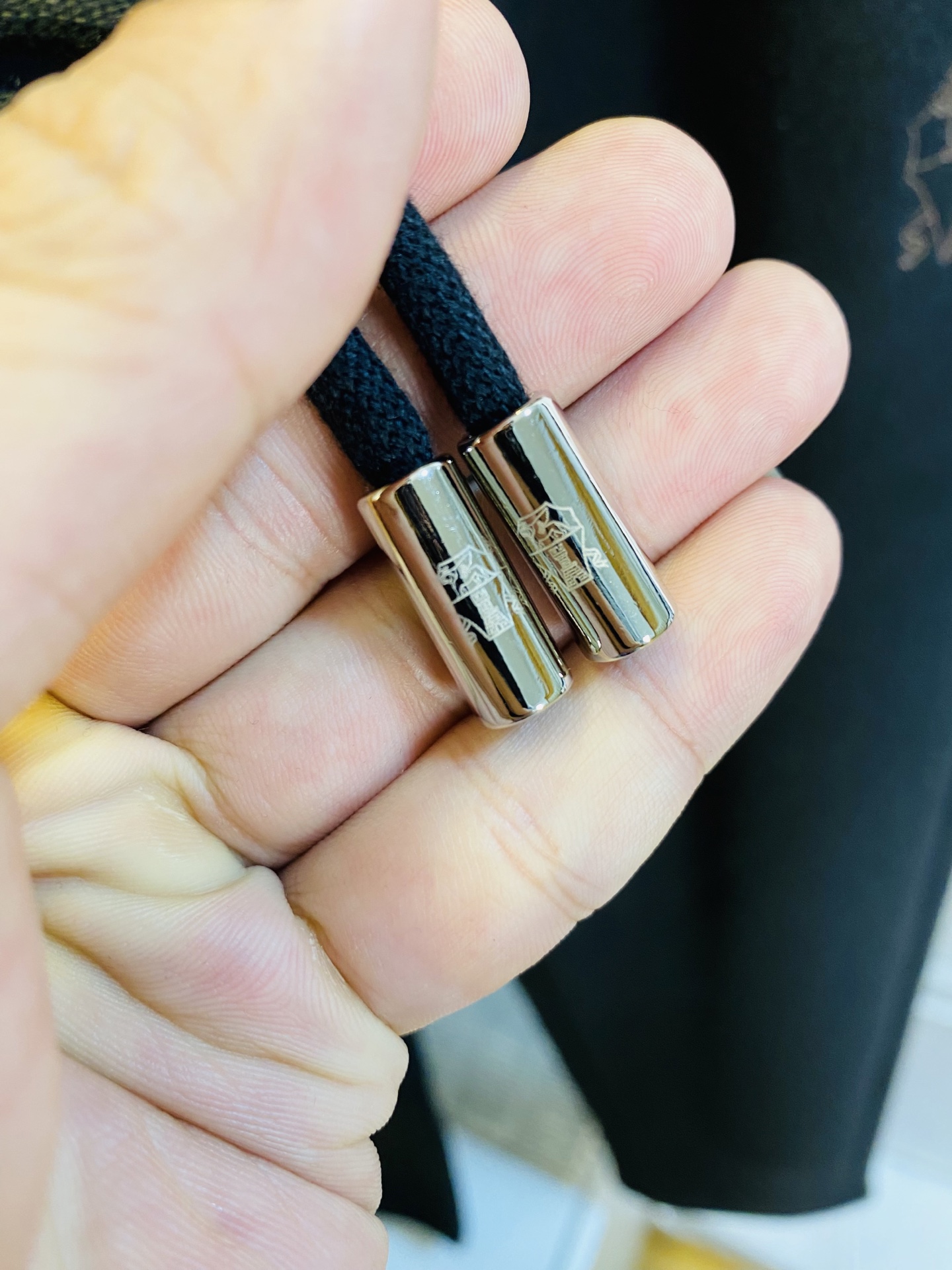 P260 羊毛裤 官网原单货 可穿220斤🔥BC 简约时尚 冬季新款休闲裤运动裤卫裤松紧裤阔腿裤长裤👖身穿着非常舒适 低调不失奢华 穿出去非常有档次,裤型款式和裁剪亦无需多言 上身精致跃然.真正一等一顶级质料 真正殿堂级的休闲裤松紧裤,选用土耳其的棉花 生产出最有名的单宁布 品质卓然,经过重水洗使得裤子很柔软！直脚的版型 不挑人 上身绝对的有型 达人设计 极度奢华。码数:M-4XL