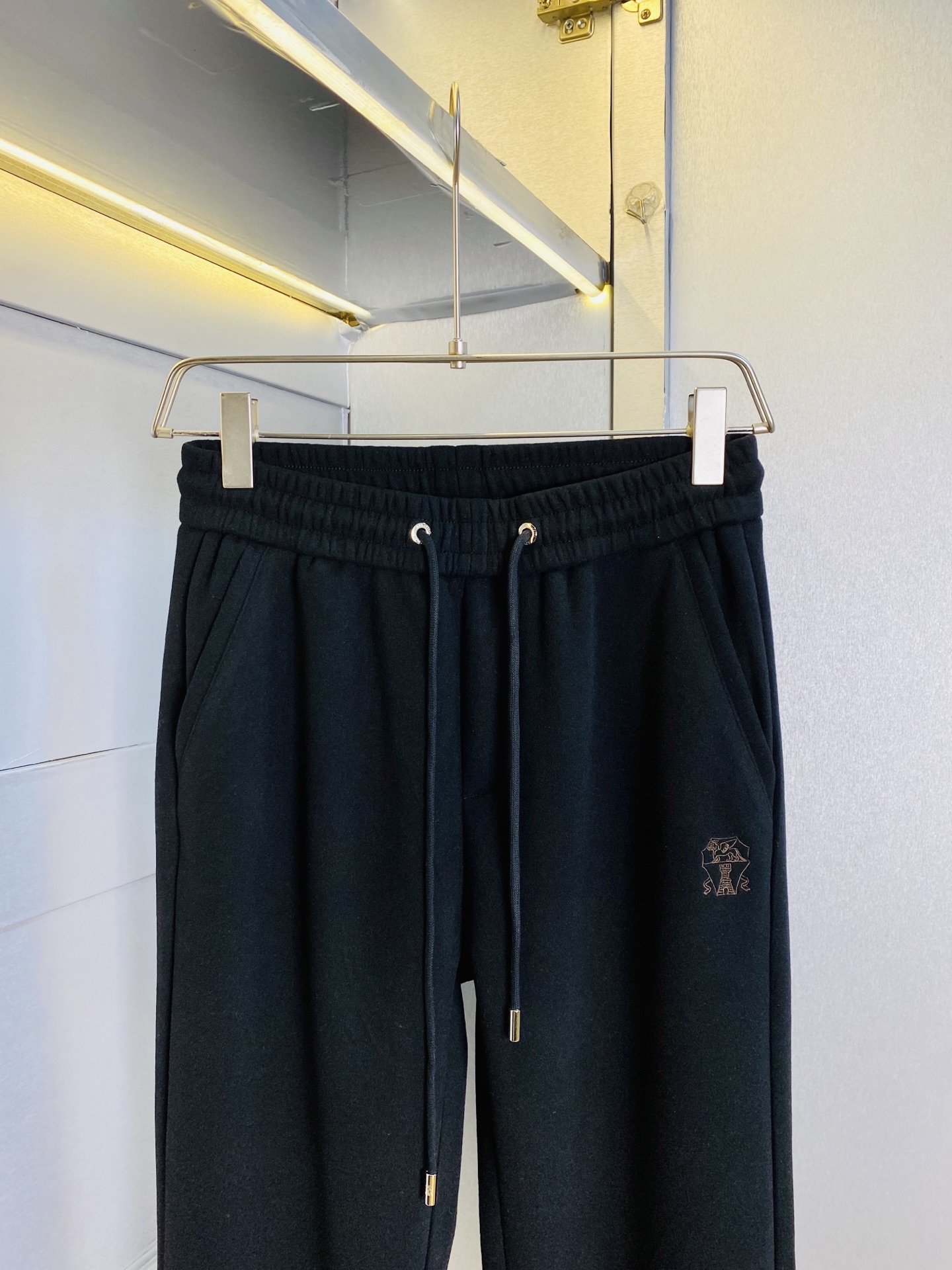 P260 羊毛裤 官网原单货 可穿220斤🔥BC 简约时尚 冬季新款休闲裤运动裤卫裤松紧裤阔腿裤长裤👖身穿着非常舒适 低调不失奢华 穿出去非常有档次,裤型款式和裁剪亦无需多言 上身精致跃然.真正一等一顶级质料 真正殿堂级的休闲裤松紧裤,选用土耳其的棉花 生产出最有名的单宁布 品质卓然,经过重水洗使得裤子很柔软！直脚的版型 不挑人 上身绝对的有型 达人设计 极度奢华。码数:M-4XL