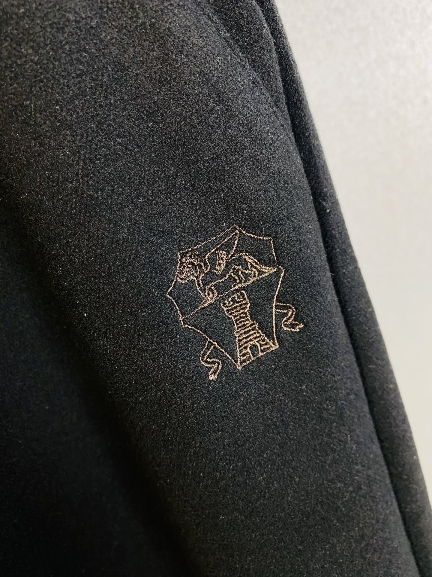 P260 羊毛裤 官网原单货 可穿220斤🔥BC 简约时尚 冬季新款休闲裤运动裤卫裤松紧裤阔腿裤长裤👖身穿着非常舒适 低调不失奢华 穿出去非常有档次,裤型款式和裁剪亦无需多言 上身精致跃然.真正一等一顶级质料 真正殿堂级的休闲裤松紧裤,选用土耳其的棉花 生产出最有名的单宁布 品质卓然,经过重水洗使得裤子很柔软！直脚的版型 不挑人 上身绝对的有型 达人设计 极度奢华。码数:M-4XL