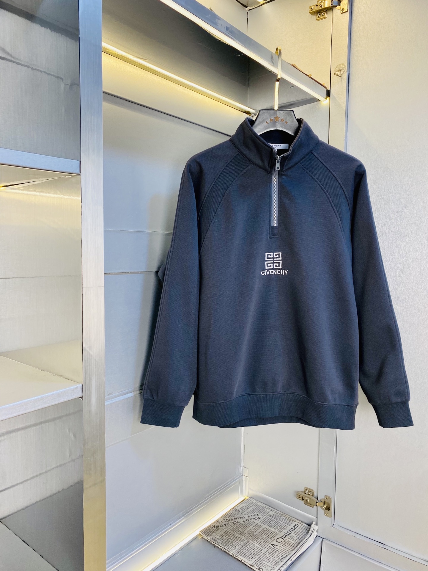 NO:730325,Support replacement after the year!  The official website model can be worn by fat people, Givenchy, original quality, complete with three standards, 2025 latest model, long-sleeved stand-up collar sweatshirt T-shirt, selected counter custom-made top imported fabrics, all details are perfectly made, 1:1 replica, 100% authentic, original hardware, high-end customized accessories, original factory original label, the upper body effect is amazing!  Size: M-3XL (175/130 pounds wear M),,givenchy,givenchy,hoodie,sweatshirts,tees,t-shirt,19860909支持年后退换！ 官网款可穿斤胖子福音 纪梵希Givenchy 原单品质 三标齐全 2025最新款 长袖立领卫衣T恤 精选专柜订制顶级进口面料 所有细节做工完美1比1复刻 还原正品百分百 原版五金 高端订制辅料 原厂原标 上身效果超赞！码数:M-3XL（175/130斤穿M）,,givenchy,givenchy,hoodie,sweatshirts,tees，t-shirt,,Men's clothing