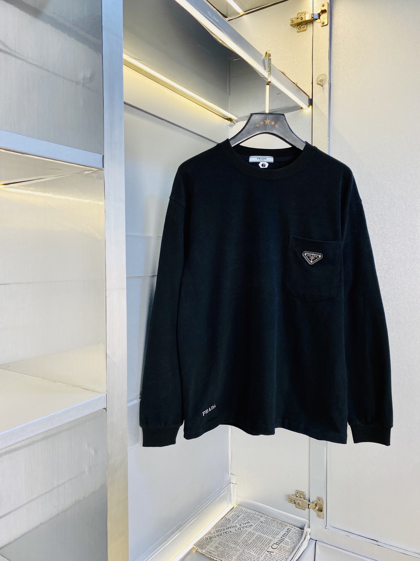 NO:681180,The official website model can be worn by fat people, Prada, original order quality, complete with three standards, the latest long-sleeved sweatshirt, selected counter custom-made top imported fabrics, all details are perfectly made, 1:1 replica, 100% authentic, original hardware, high-end customized accessories, original factory original label, the upper body effect is amazing!  Size: M-3XL (175/130 pounds wear M), prada, prada, hoodie, sweatshirts,19860909官网款可穿斤胖子福音 普拉达Prada 原单品质 三标齐全 最新款 长袖卫衣 精选专柜订制顶级进口面料 所有细节做工完美1比1复刻 还原正品百分百 原版五金 高端订制辅料 原厂原标 上身效果超赞！码数:M-3XL（175/130斤穿M）,,prada,prada,hoodie,sweatshirts,,Men's clothing