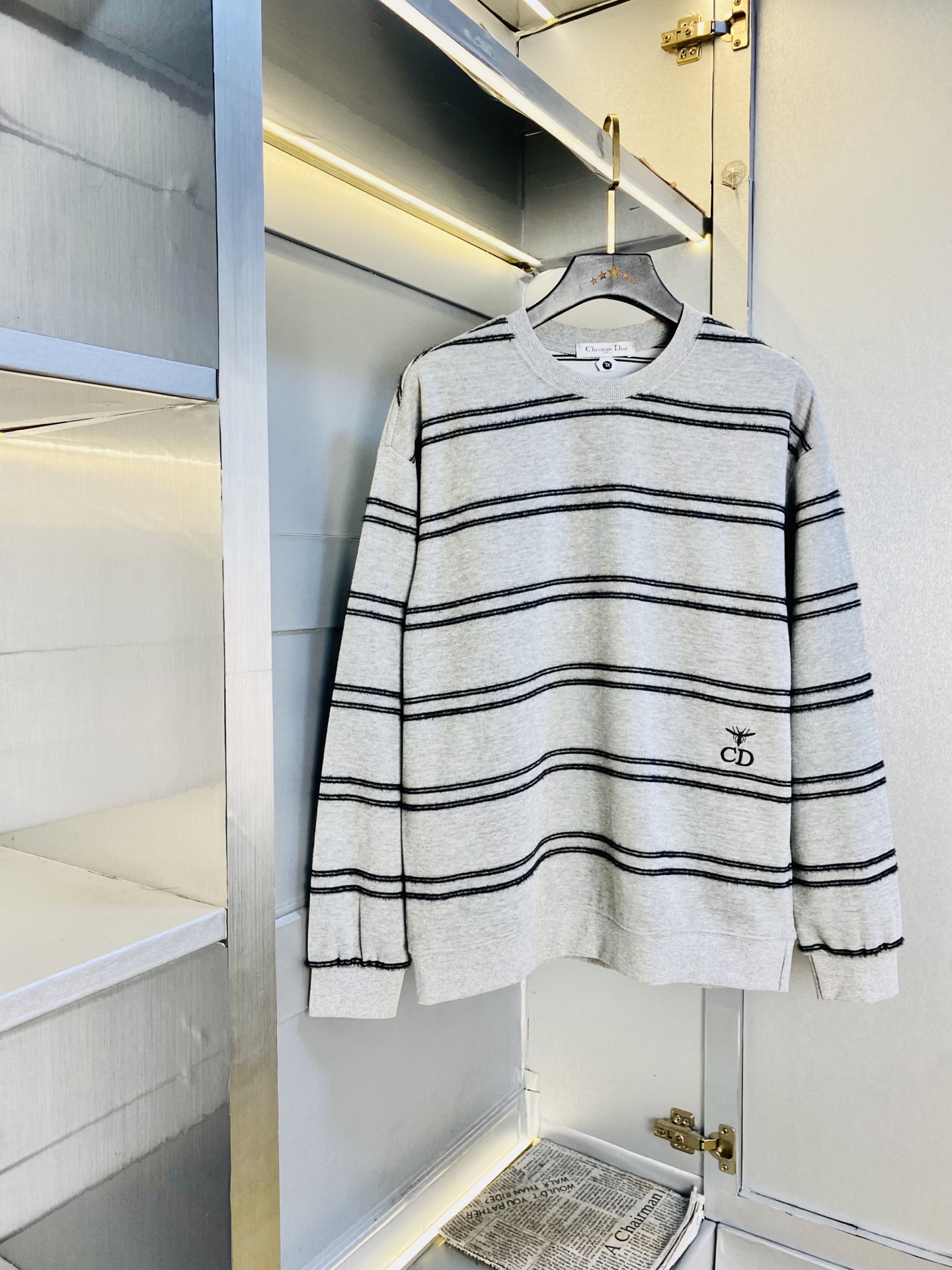 NO:624039,The official website model can be worn by fat people weighing 200 pounds. The original order quality is complete with three standards. The latest long-sleeved sweater sweater. Selected top-grade imported fabrics customized at the counter. All details are perfectly made and reproduced 1:1 to restore 100% authenticity. Original hardware. High-end customized accessories. Original factory original label. The upper body effect is amazing!  Size: M-3XL,,hoodie,sweatshirts,sweaters,alexander wang19860909官网款可穿200斤胖子福音 原单品质 三标齐全 最新款 长袖卫衣款毛衣 精选专柜订制顶级进口面料 所有细节做工完美1比1复刻 还原正品百分百 原版五金 高端订制辅料 原厂原标 上身效果超赞！码数:M-3XL,,hoodie,sweatshirts,sweaters,alexander wang,Men's clothing